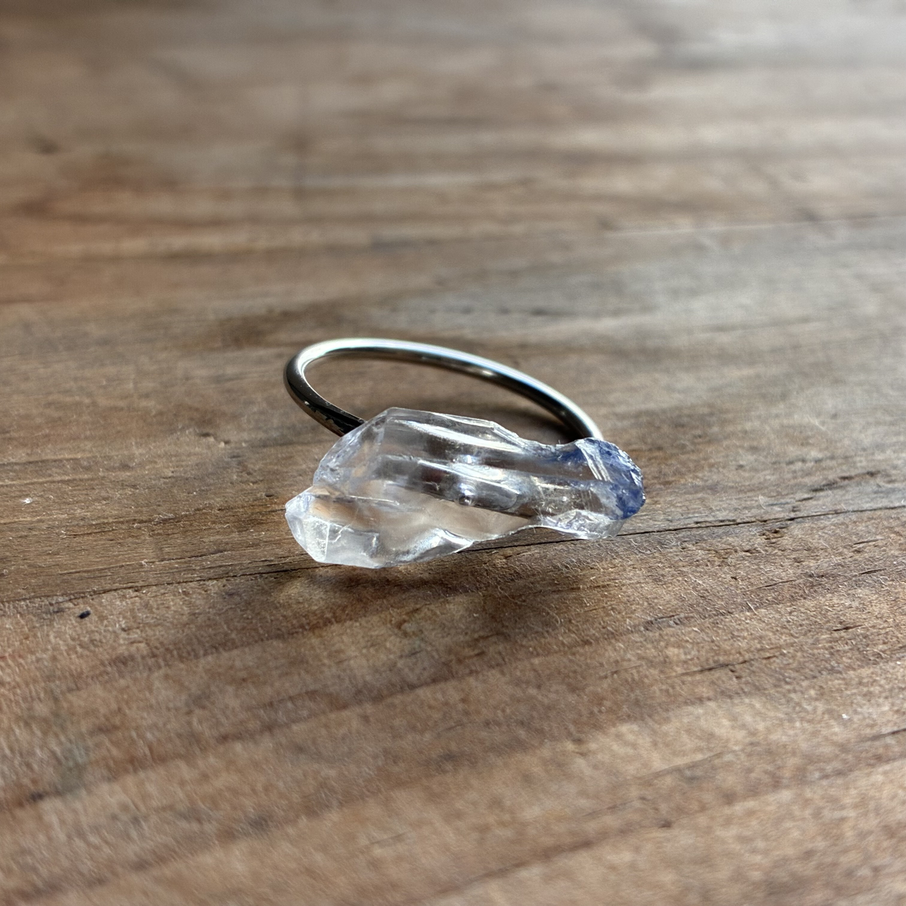 【一点もの】 デュモルチェライトインクォーツ 鉱物リング 原石 指輪 フリーサイズ 天然石 (No.2827)