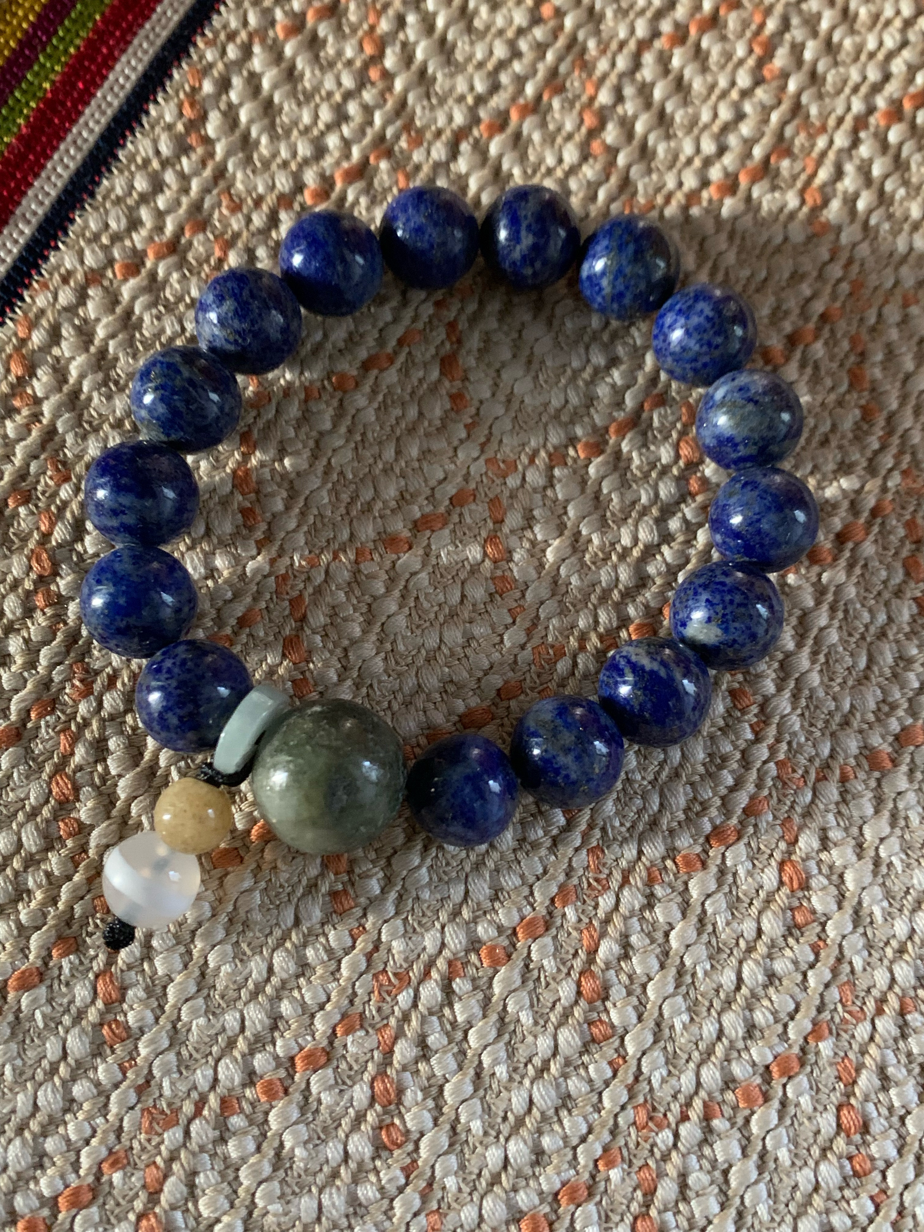 薬師天珠の飾り付き ミャンマー翡翠とラピスラズリのブレスレット