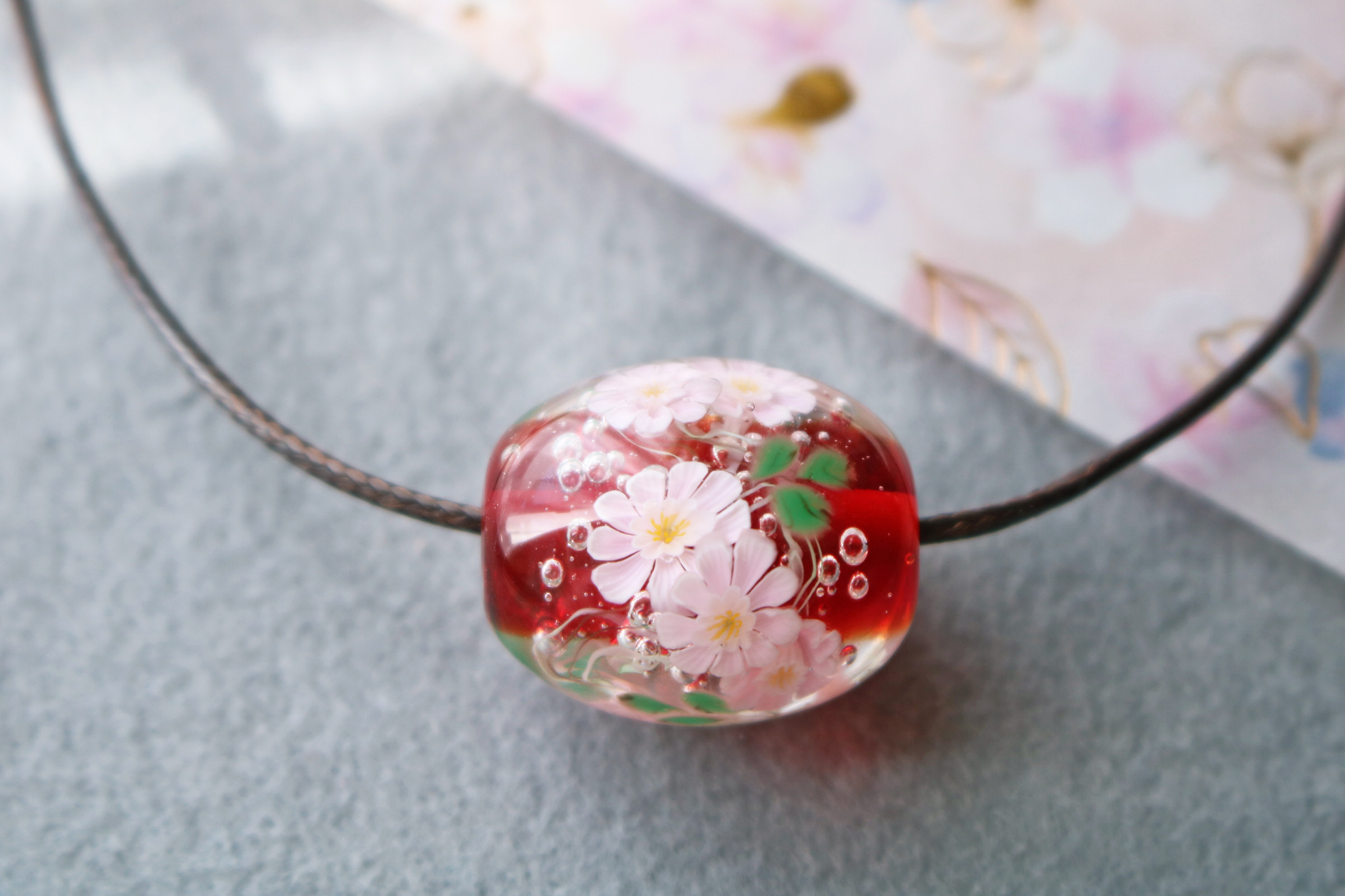 ガーベラのとんぼ玉（ガラス玉）赤/泡入り