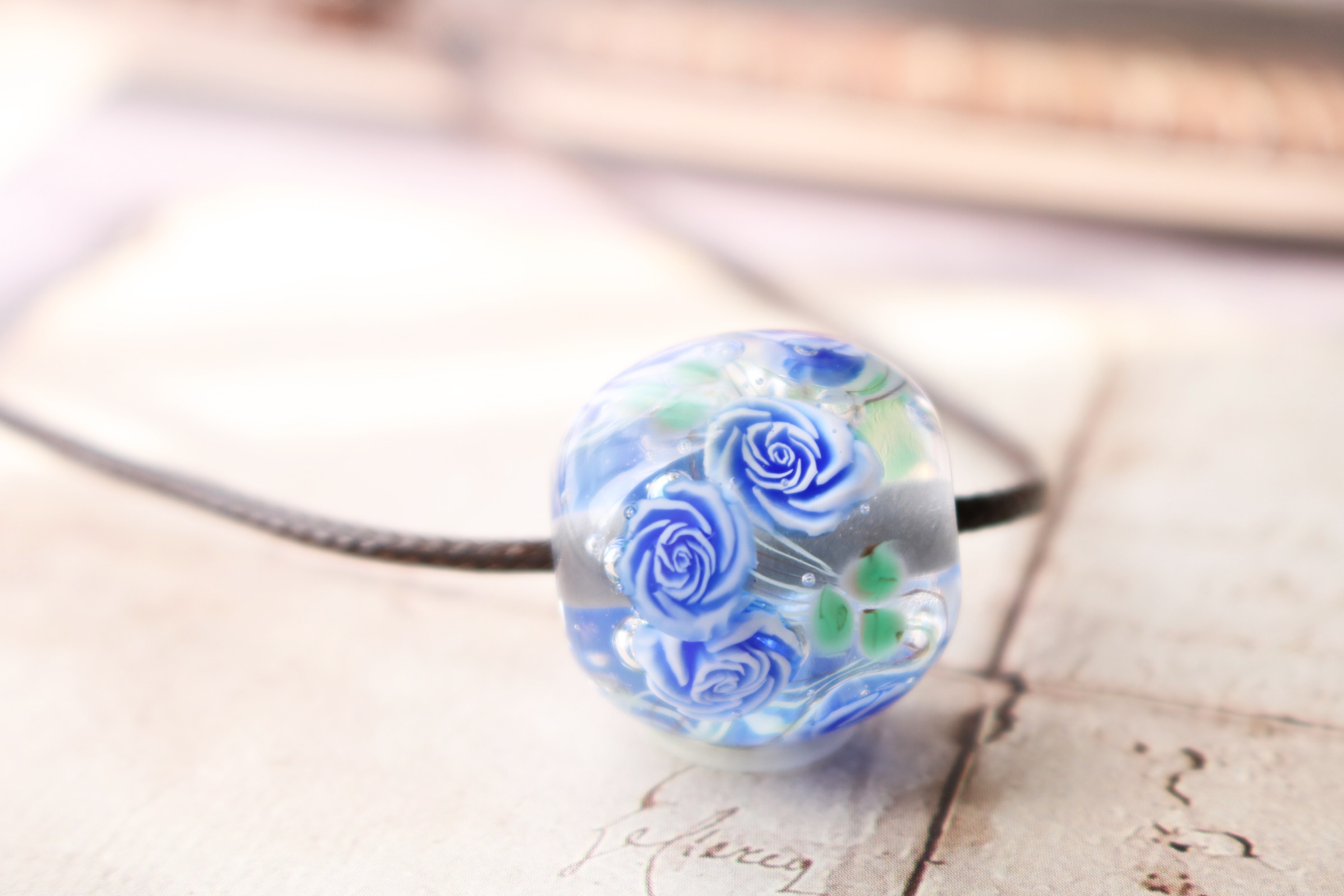 ブルーローズのとんぼ玉（ガラス玉）クリア／泡入り 4,698円