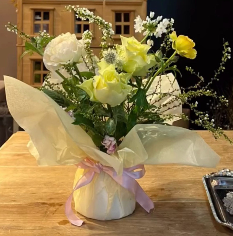 生花　春のお花を束ねた スタンディングブーケ｜そのまま飾れる花束