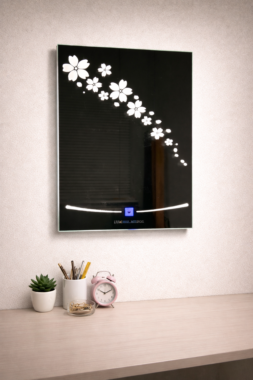 タッチで灯るLEDウォールミラー｜LUMIERE MIRROR｜ホテルライクな光のインテリア