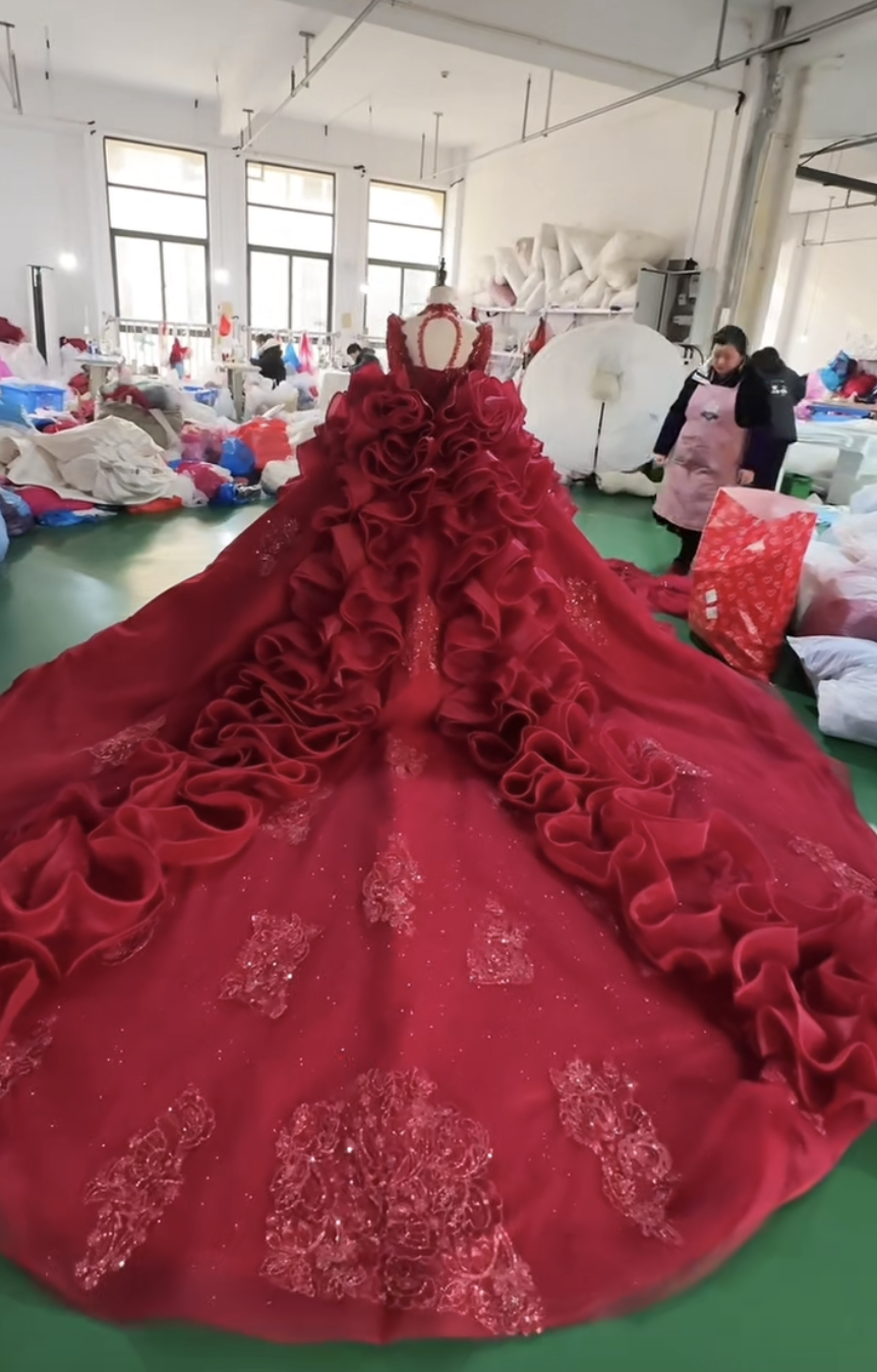 目立つ　華やかなカラードレス　ギャザー　ボリューム　ラッフルスカート　レッド赤　白可能　前撮りチュール　ブライダル背中見