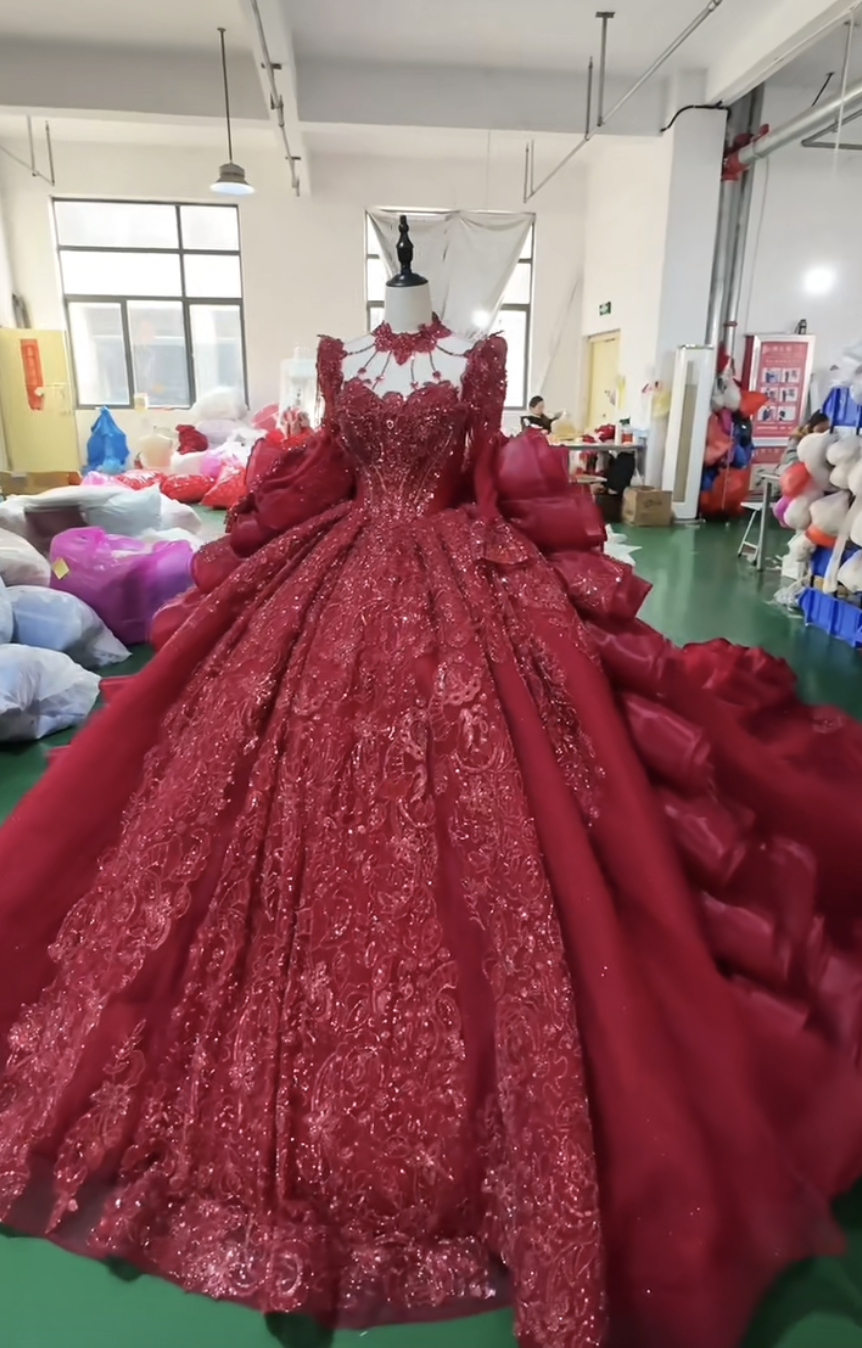 目立つ　華やかなカラードレス　ギャザー　ボリューム　ラッフルスカート　レッド赤　白可能　前撮りチュール　ブライダル背中見