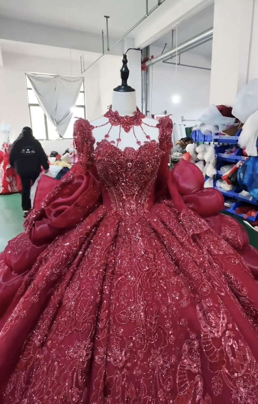 目立つ　華やかなカラードレス　ギャザー　ボリューム　ラッフルスカート　レッド赤　白可能　前撮りチュール　ブライダル背中見