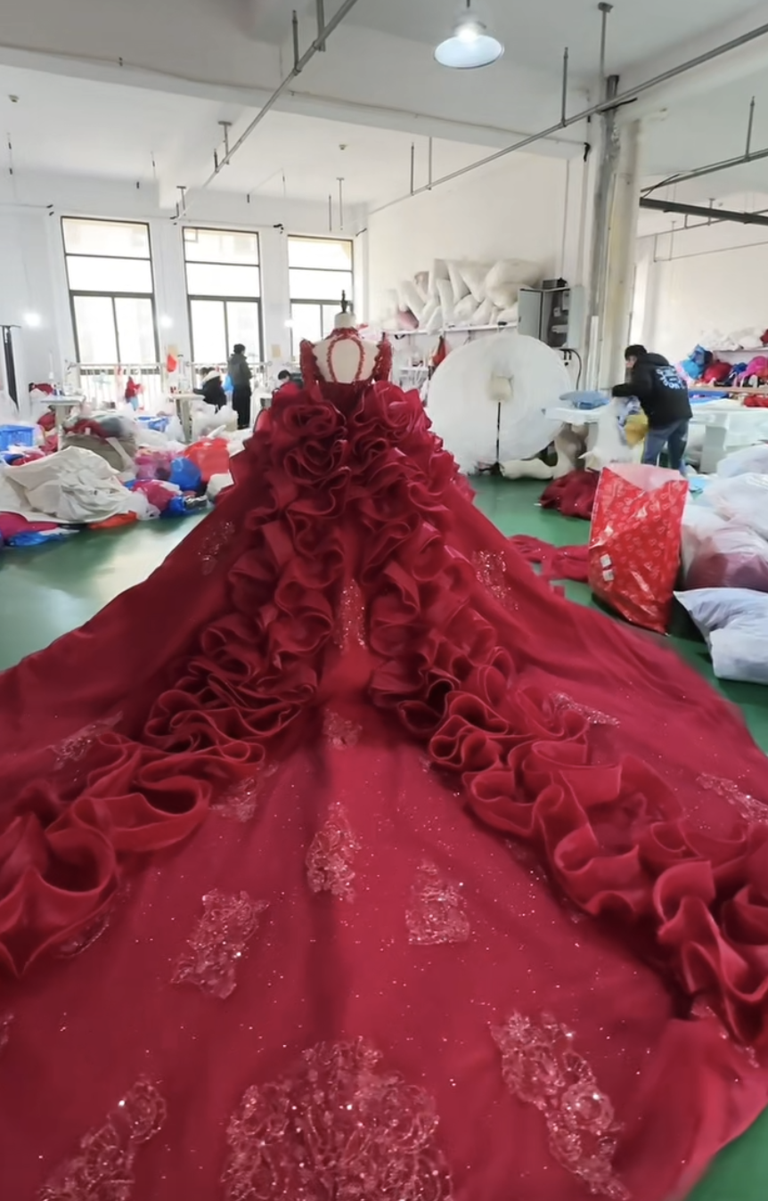 目立つ　華やかなカラードレス　ギャザー　ボリューム　ラッフルスカート　レッド赤　白可能　前撮りチュール　ブライダル背中見