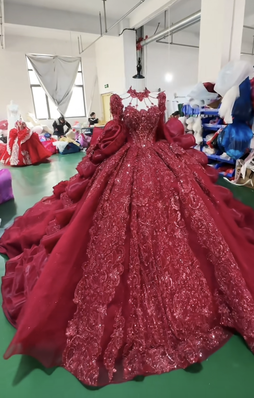 目立つ　華やかなカラードレス　ギャザー　ボリューム　ラッフルスカート　レッド赤　白可能　前撮りチュール　ブライダル背中見