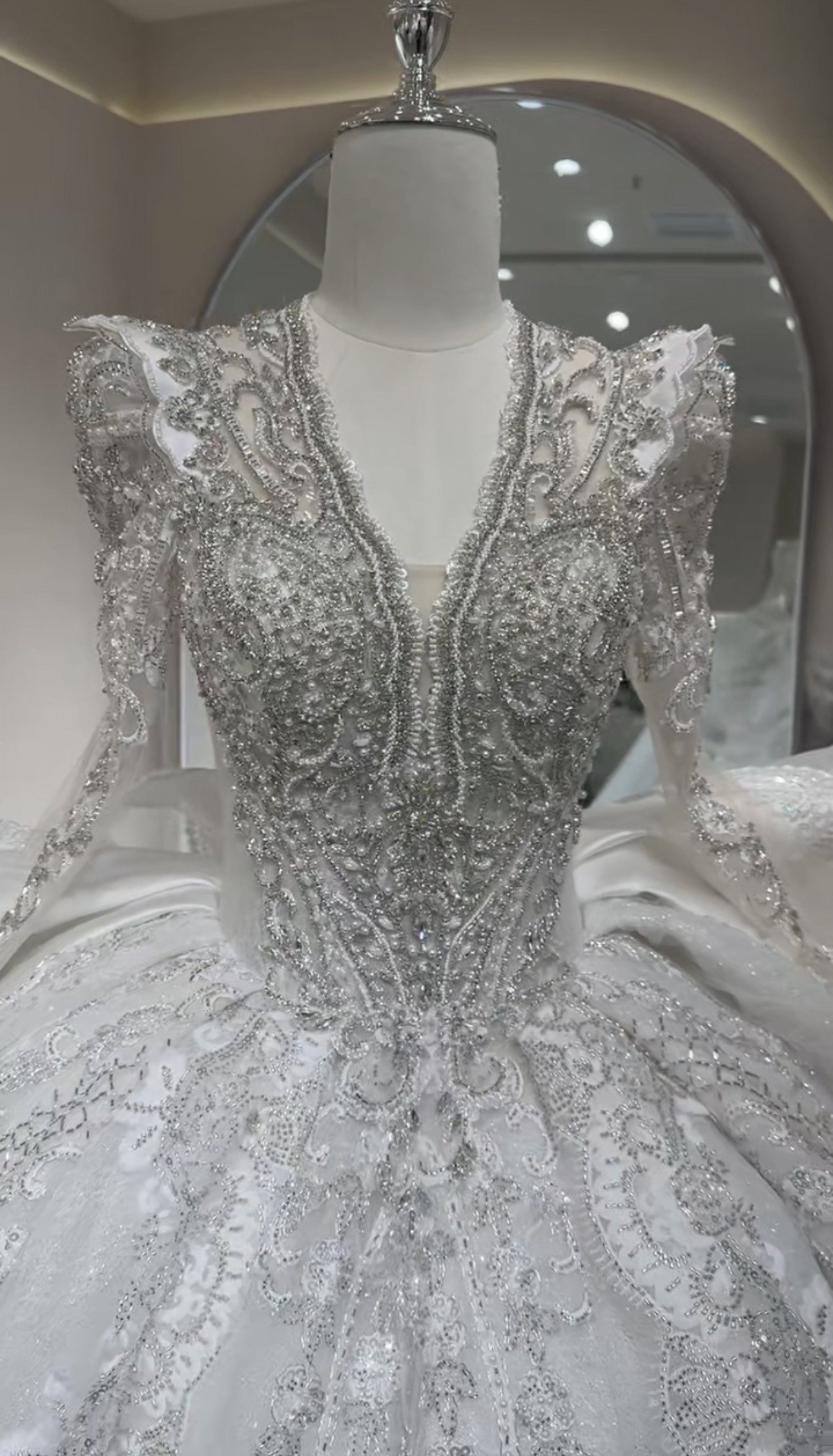 vネック　バックリボン　高級感溢れる　細見えシルエット　長袖　半袖可能vネック　サイズオーダー可能　トレーン　お洒落花嫁