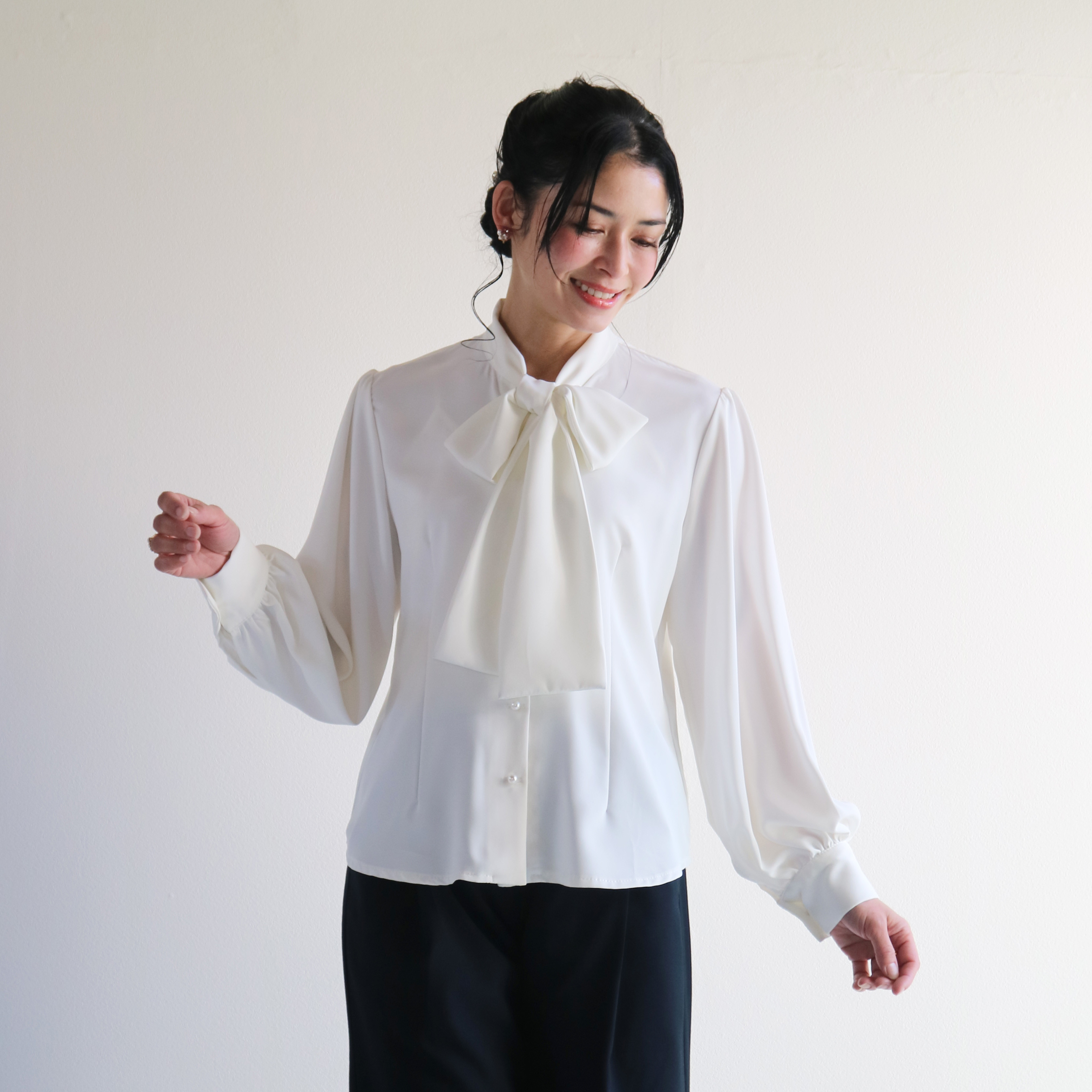 きちんと見え【ホワイト】2wayボウタイブラウス｜洗えるジョーゼット・パールボタン