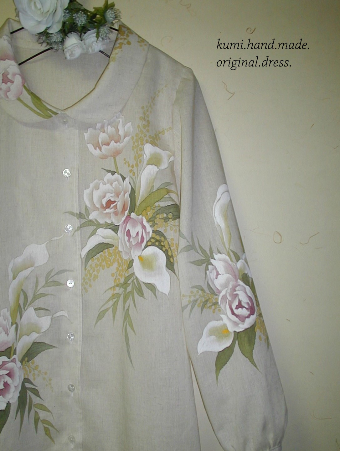 ふんわり優しいコットンリネン、京友禅染めの素描、チューリップ、ミモザ、カラーブーケお花柄の丸襟ブラウス、スカーフ付きハン