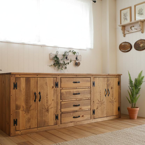 アンティークに仕上げた家具　アメリカンカントリー収納 アメリカンカントリー 1650sideboard 彫刻 麦穂彫刻 くり抜き 戸棚
