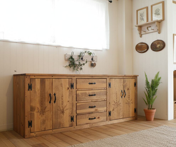 アンティークに仕上げた家具　アメリカンカントリー収納 アメリカンカントリー 1650sideboard 彫刻 麦穂彫刻 くり抜き 戸棚