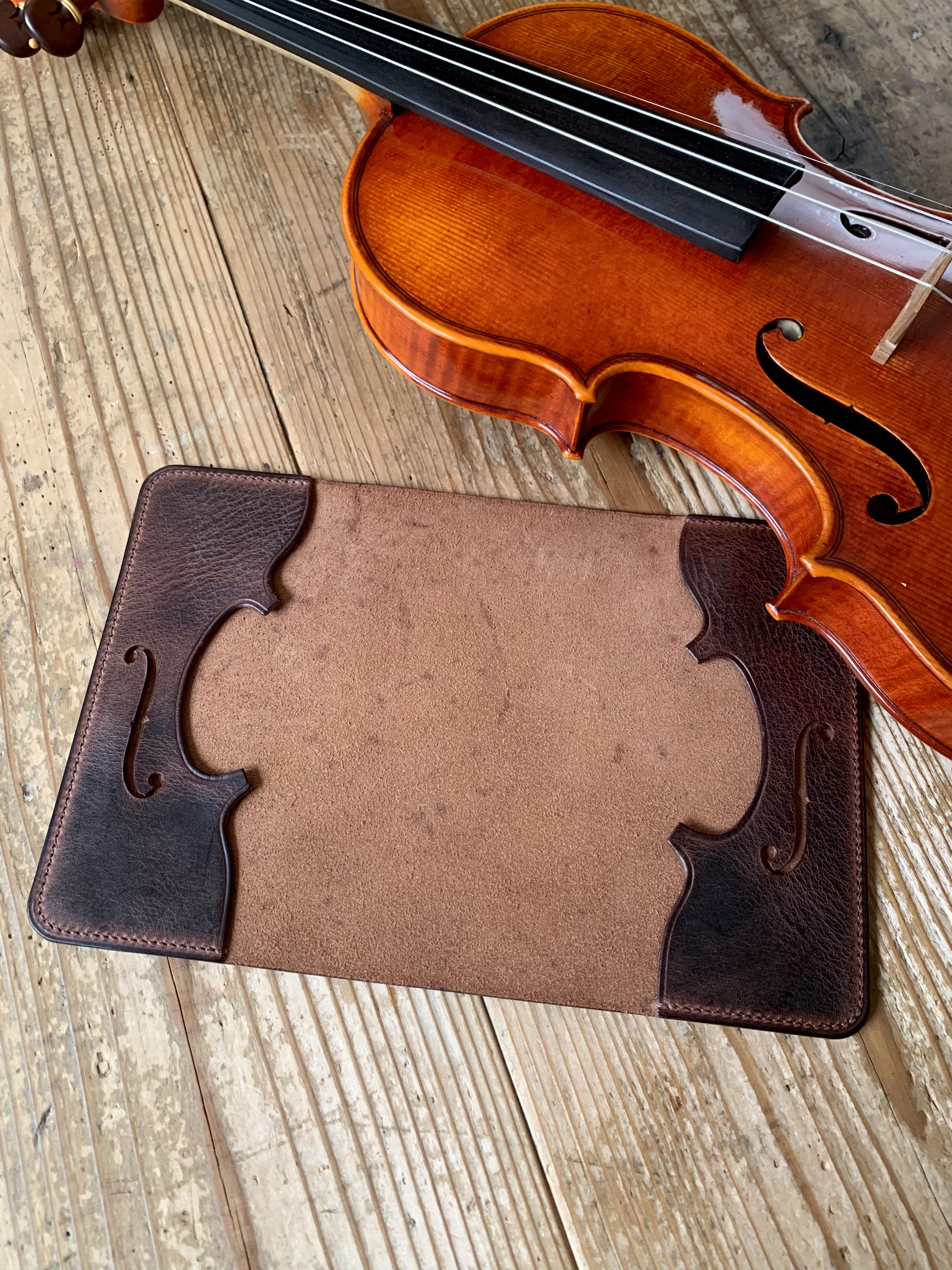 手縫いで創った革製のブックカバー『f-librino "Blakey" - Topolino 666』