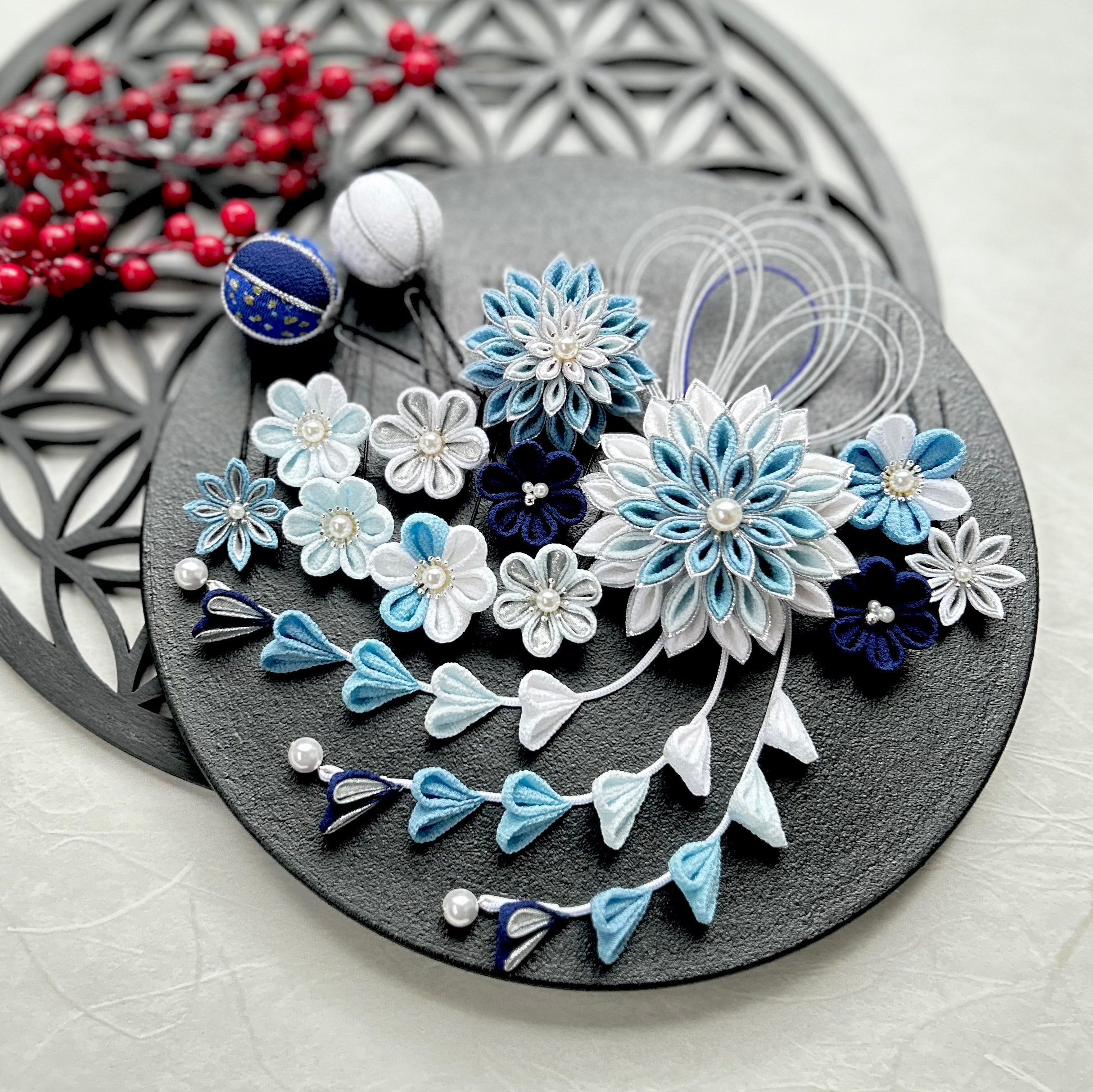 ＊ つまみ細工 髪飾り ＊ ブルー　白　ネイビー　シルバー　成人式　卒業式　振袖　袴　水色　紺　ホワイト　銀　くすみ