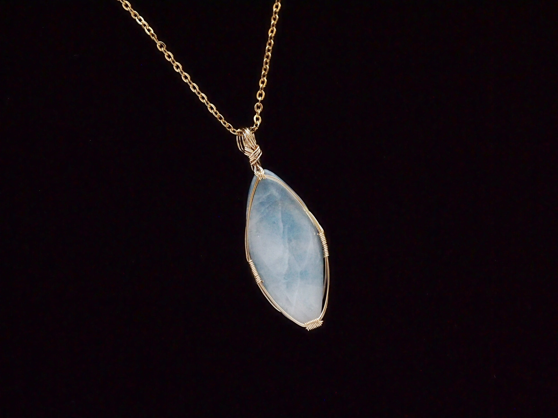 個性的なカットの糸魚川市コン沢産青翡翠の女神巻き®ペンダントトップ