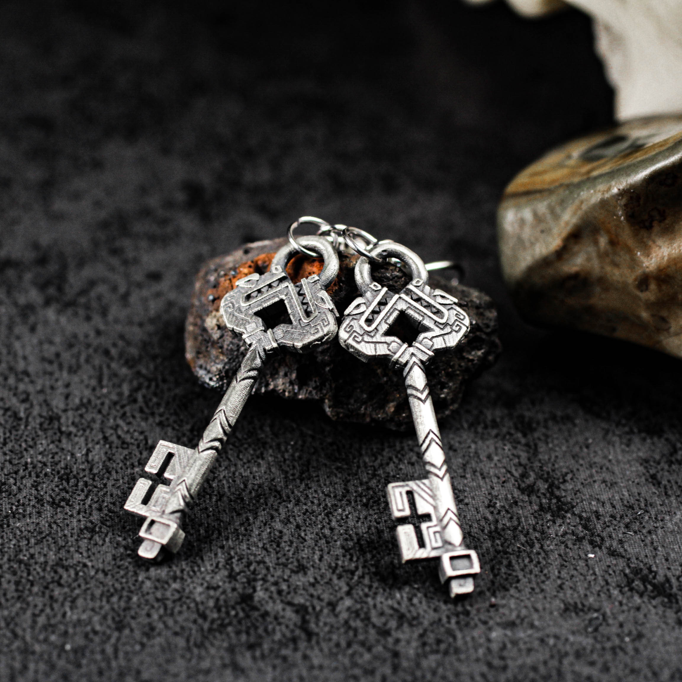 古代の鍵のイヤリング - 925シルバーハンドメイドゴシックシンボリックイヤリング