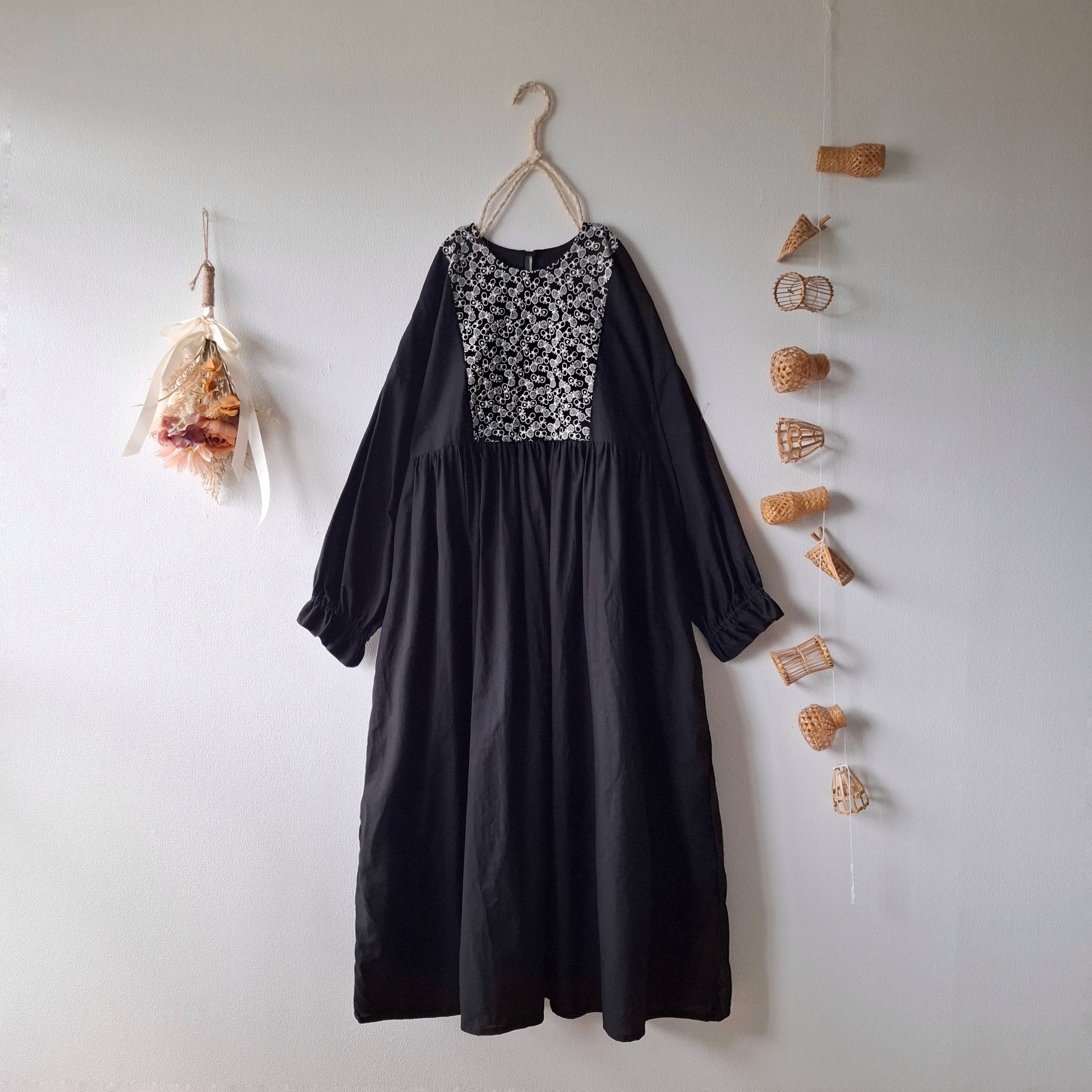 ちいさな蝶々刺繍のワンピース