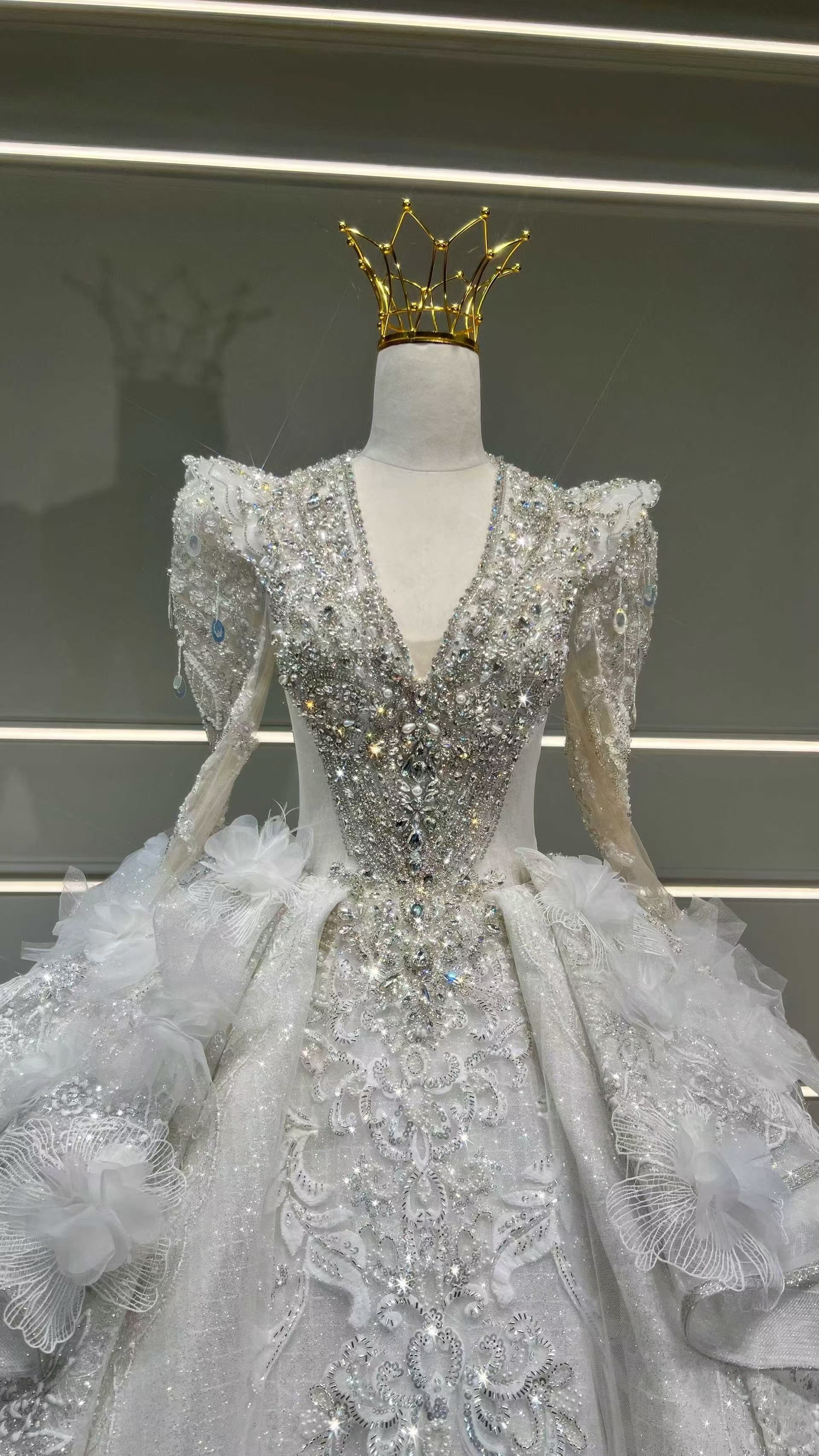 vネック　王道派女王派　華やかなウェディングドレス　たっぷりな刺繍レース　白ホワイト　可愛い　目立つ　素材感を際立つ挙式