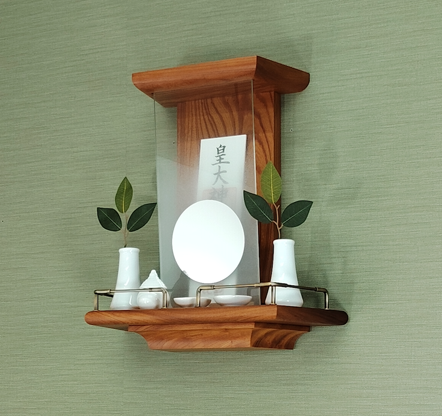 【 未来を拓く神棚　 神の鏡 】欅(ケヤキ)無垢材　一社宮神棚　モダン神棚 壁掛け型　神鏡は1枚ずつ職人の手作り