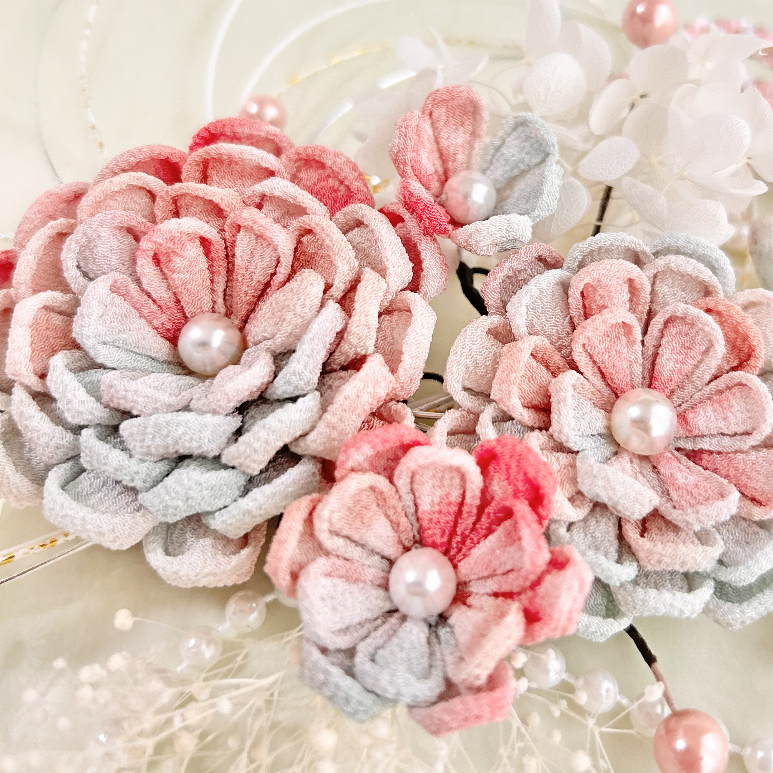 【成人式 卒業式 結婚式】白×くすみカラー くすみピンク グラデーションカラー つまみ細工髪飾り 編み下ろしヘアー髪飾り
