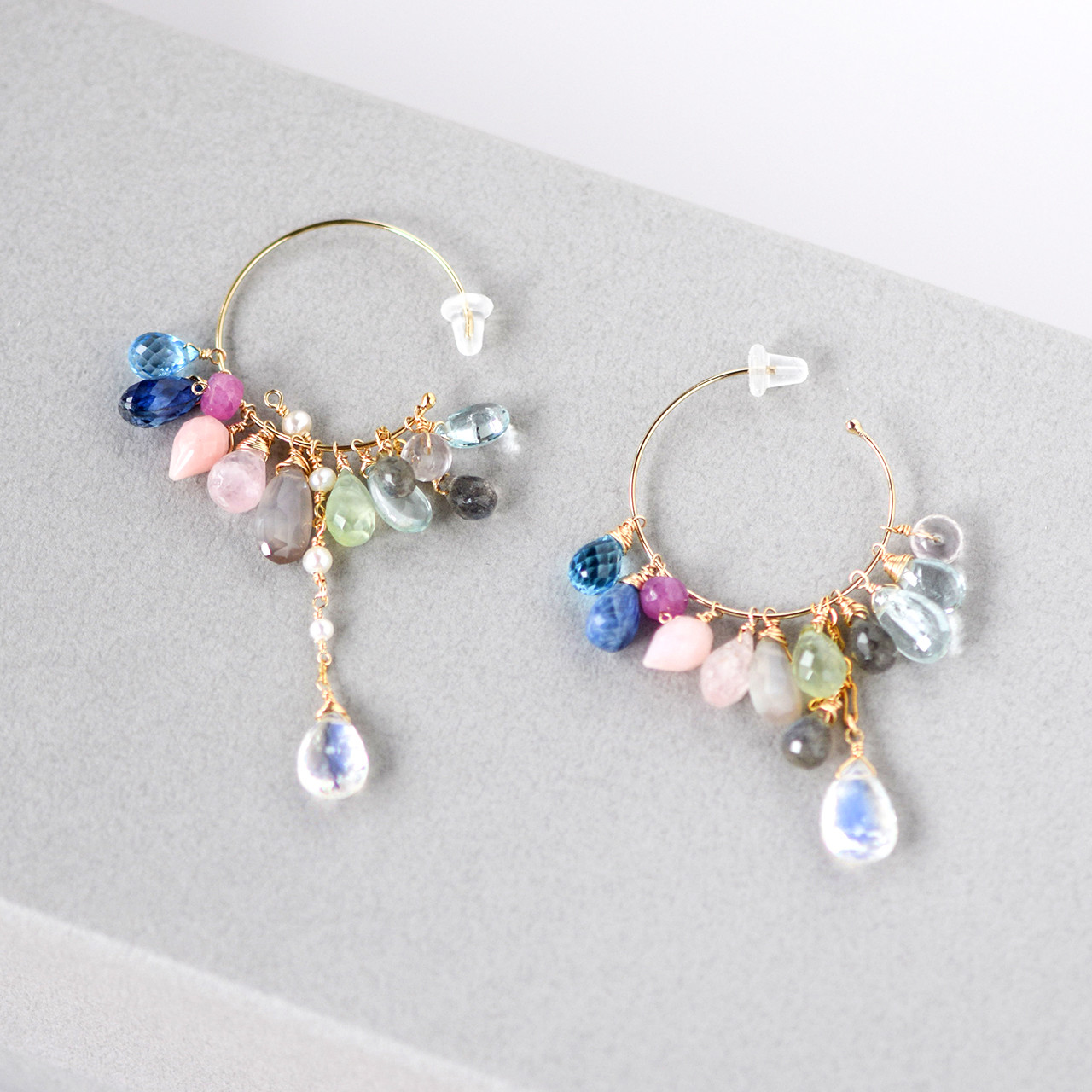 蒼と薔薇色の余韻 ―スイスブルートパーズxレインボームーンストン多彩石フープピアス14kgf