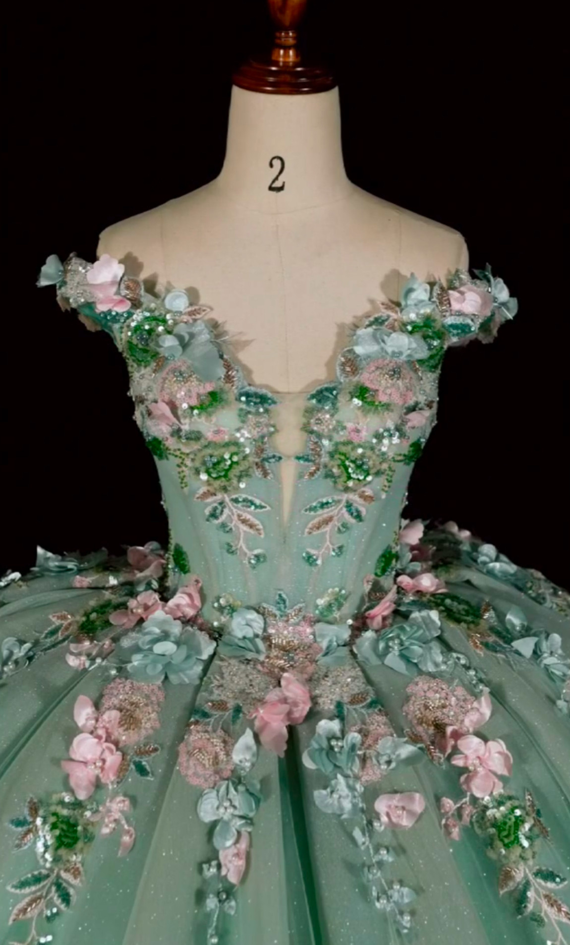 上質なドレス短いトレーン緑グリーン　ふわふわチュール　フレアスカート　ラッフルスカート　ギャザー　オフショルダー背中みせ