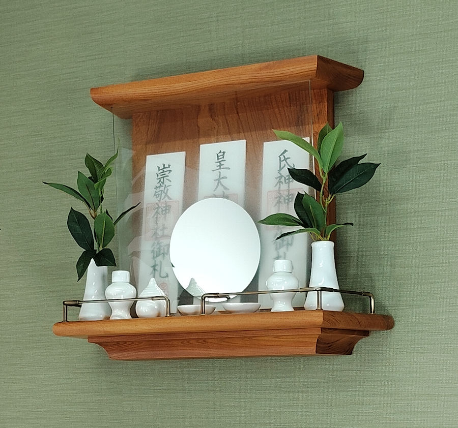 【 未来を拓く神棚　 神の鏡 】欅(ケヤキ)無垢材　三社宮神棚　モダン神棚 壁掛け型　神鏡は1枚ずつ職人の手作り