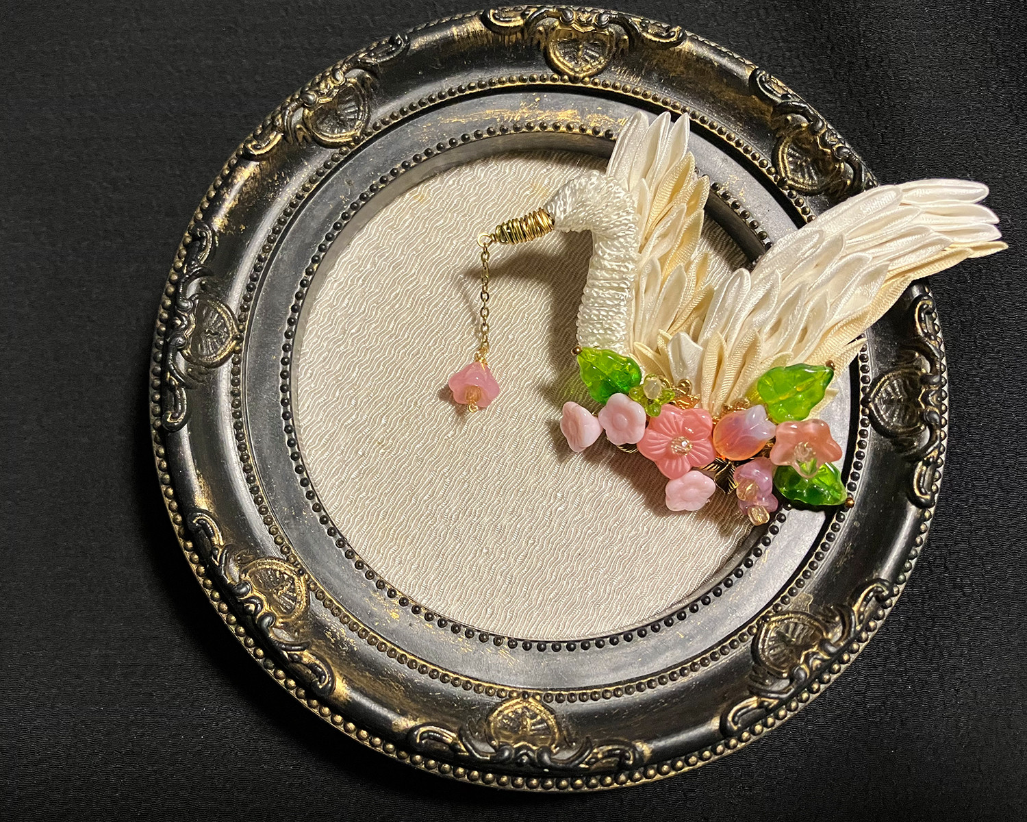 幻想標本「花雫のアヒル」　つまみ細工とガラスビーズのブローチ