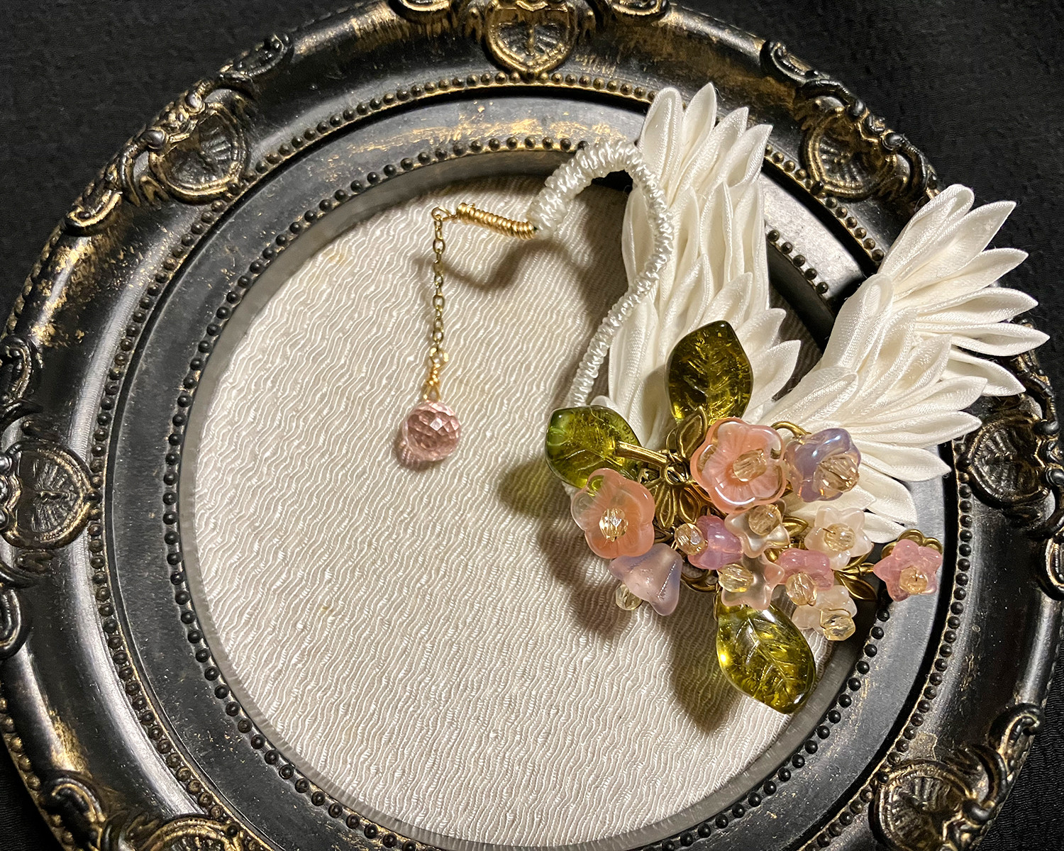 幻想標本「桜雫の白鳥」　つまみ細工とガラスビーズのブローチ