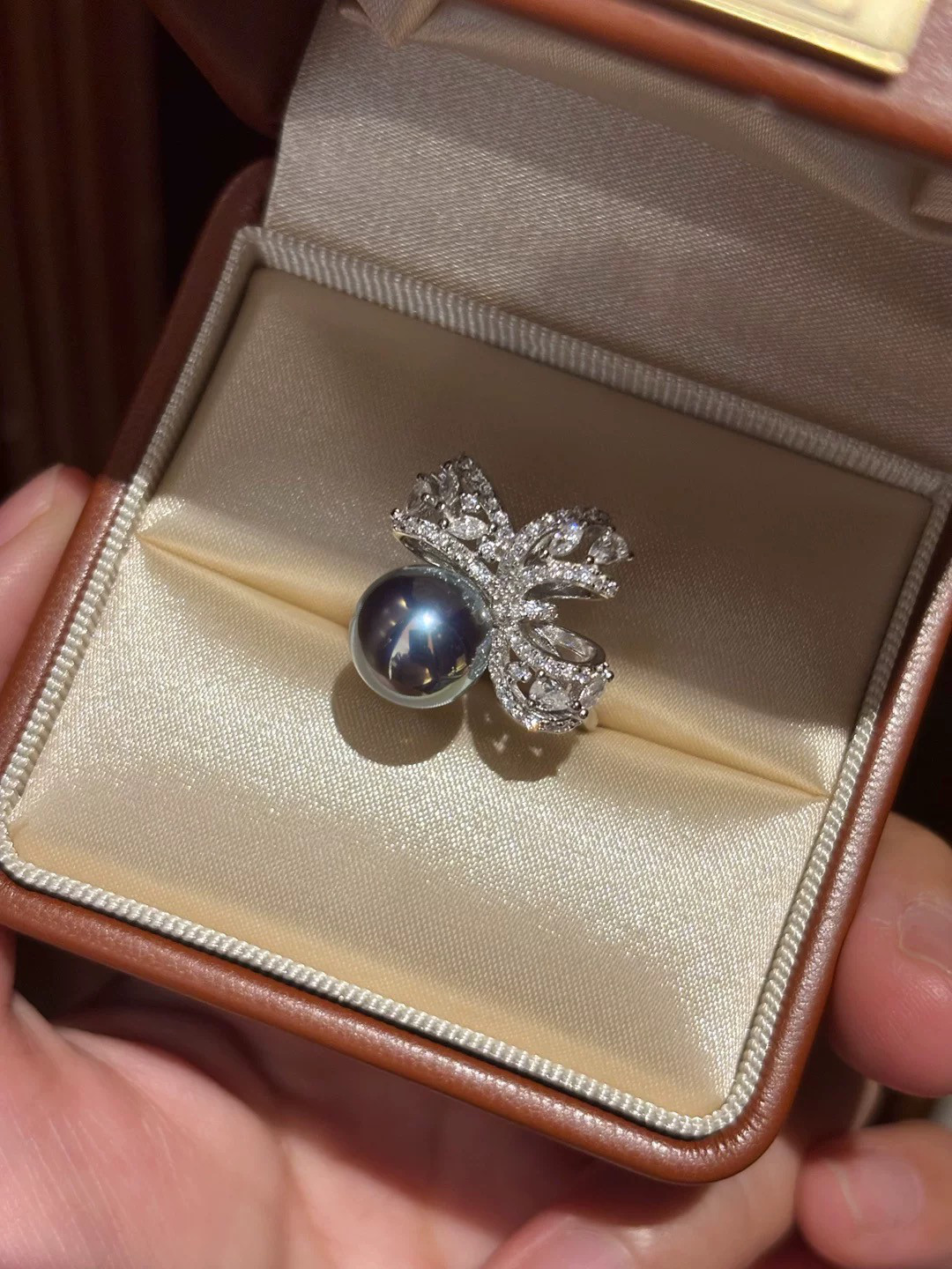 フレンチリュクス リボンデザイン オーロラ調 人工アコヤパールリング SV925製 フリーサイズ（US7–9相当）