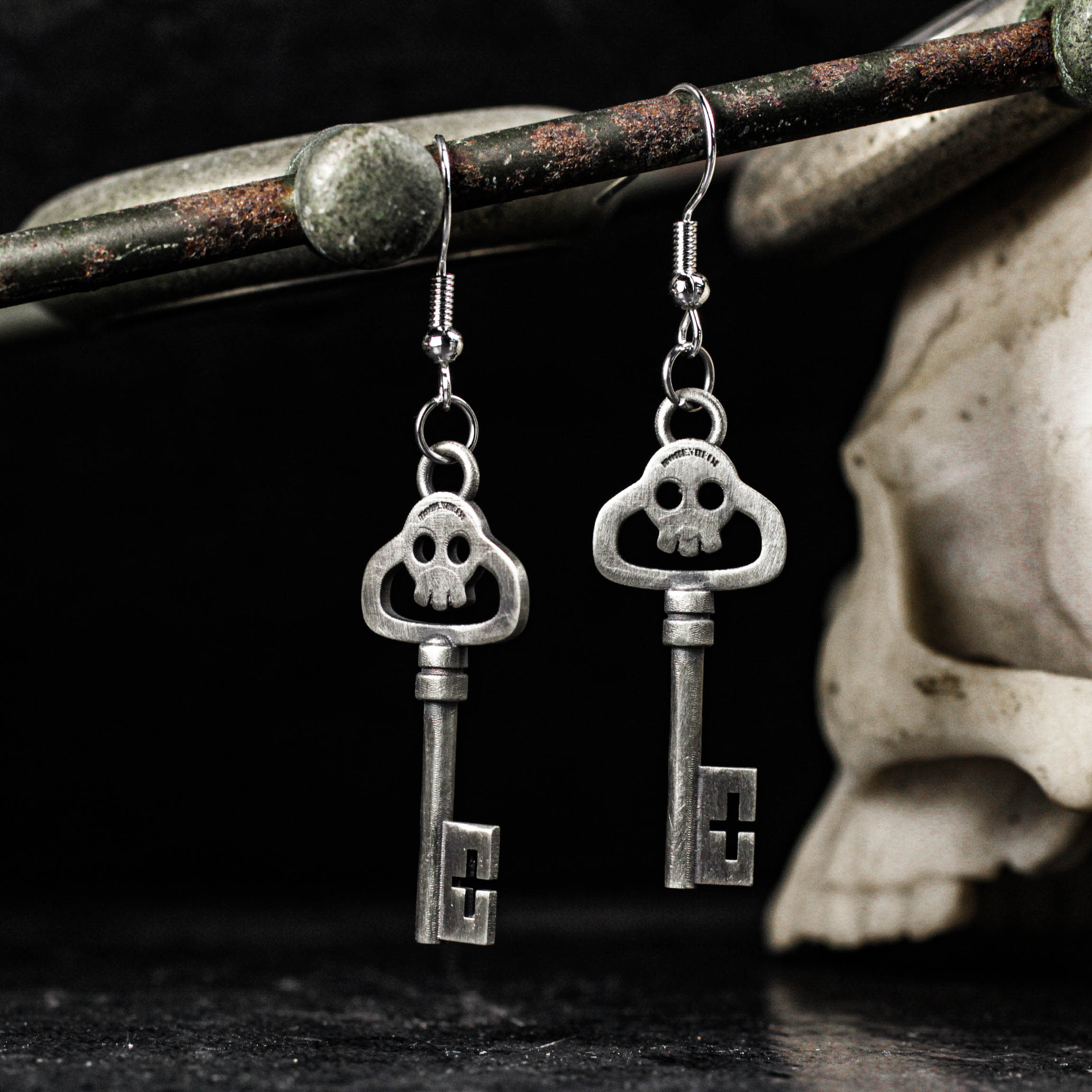 スカルキーイヤリング - 925シルバーハンドメイドゴシックシンボリックイヤリング