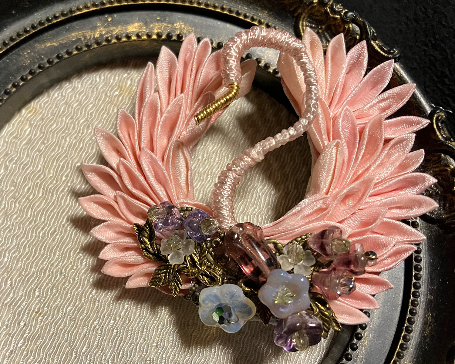 幻想標本「紫花の朱鷺」　つまみ細工とガラスビーズのブローチ