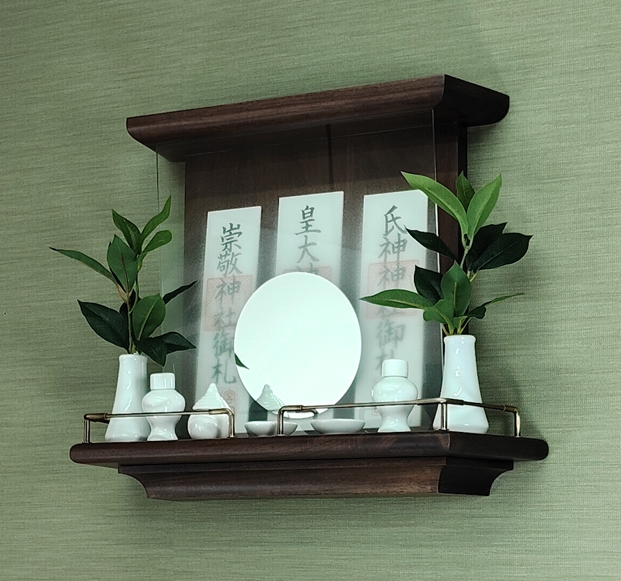 【 未来を拓く神棚　 神の鏡 】ウォールナット無垢材 三社宮神棚 モダン神棚 壁掛け型　神鏡は1枚ずつ職人の手作り