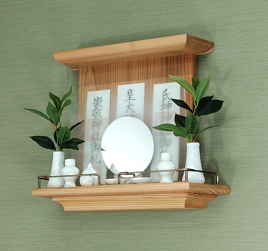 【 未来を拓く神棚　 神の鏡 】三河杉赤身無垢材 三社宮神棚　モダン神棚 壁掛け型　神鏡は1枚ずつ職人の手作り