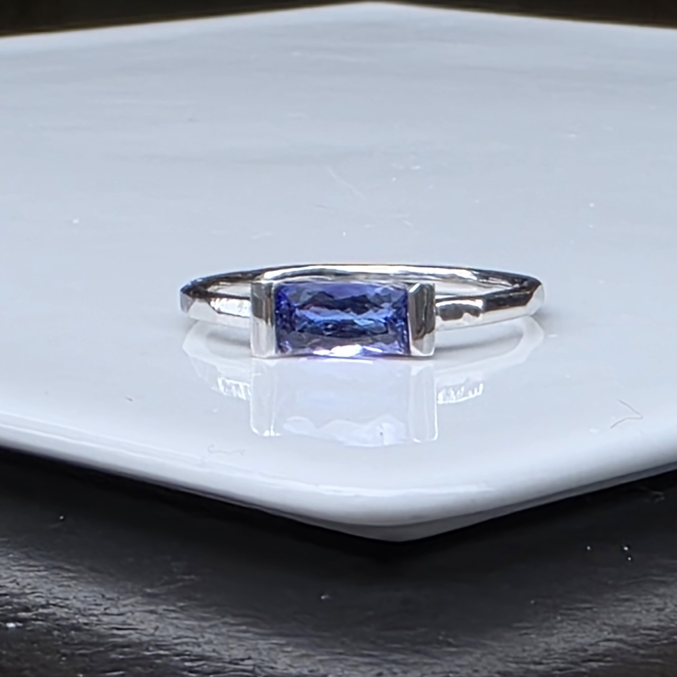 タンザナイト　0.64ct　クッションプリンセスカット　UFO座　シルバーSV925リング