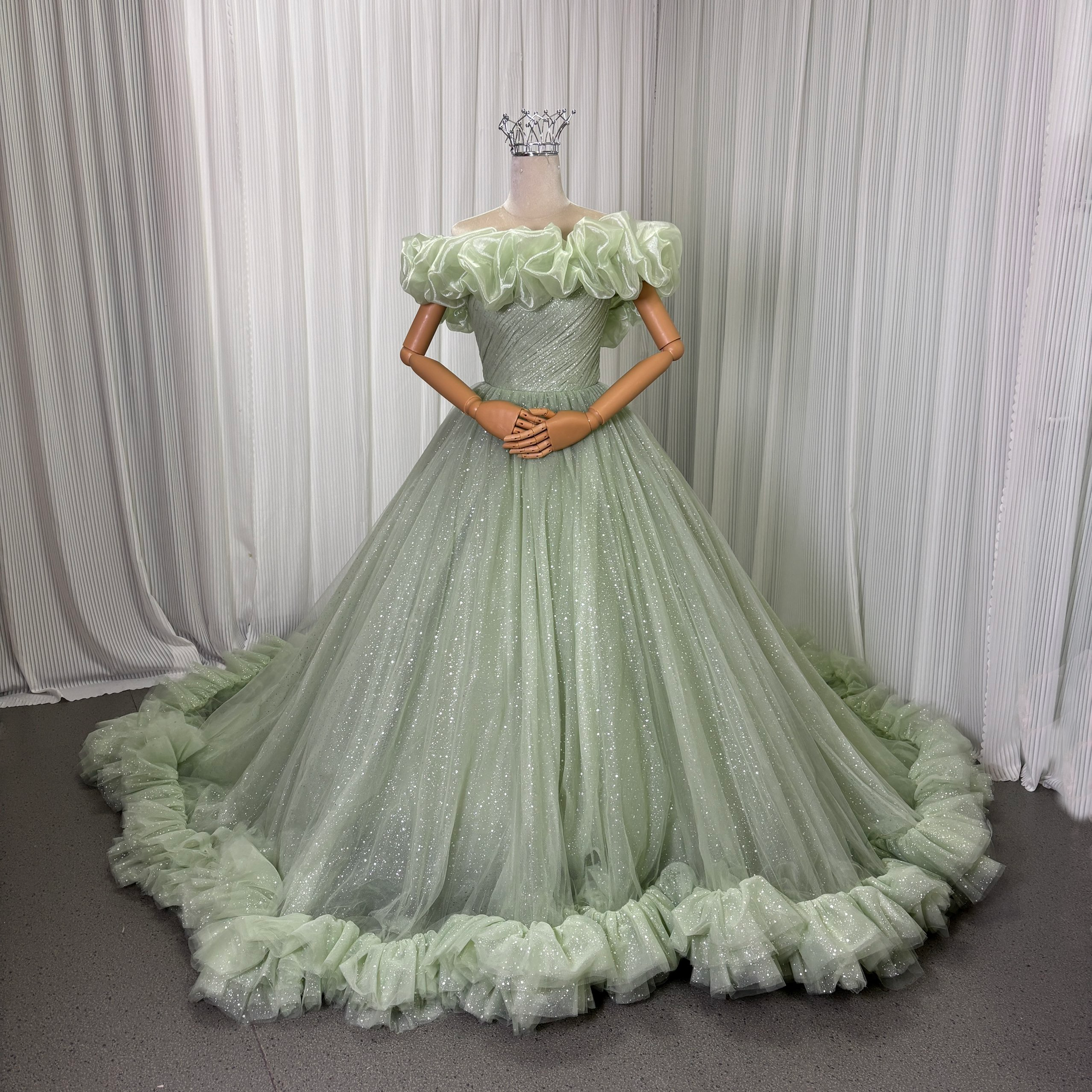 送料無料！カラードレス オフショルダー グリーン キラキラグリッターチュール 編み上げ リボントレーン ハンドドレープ