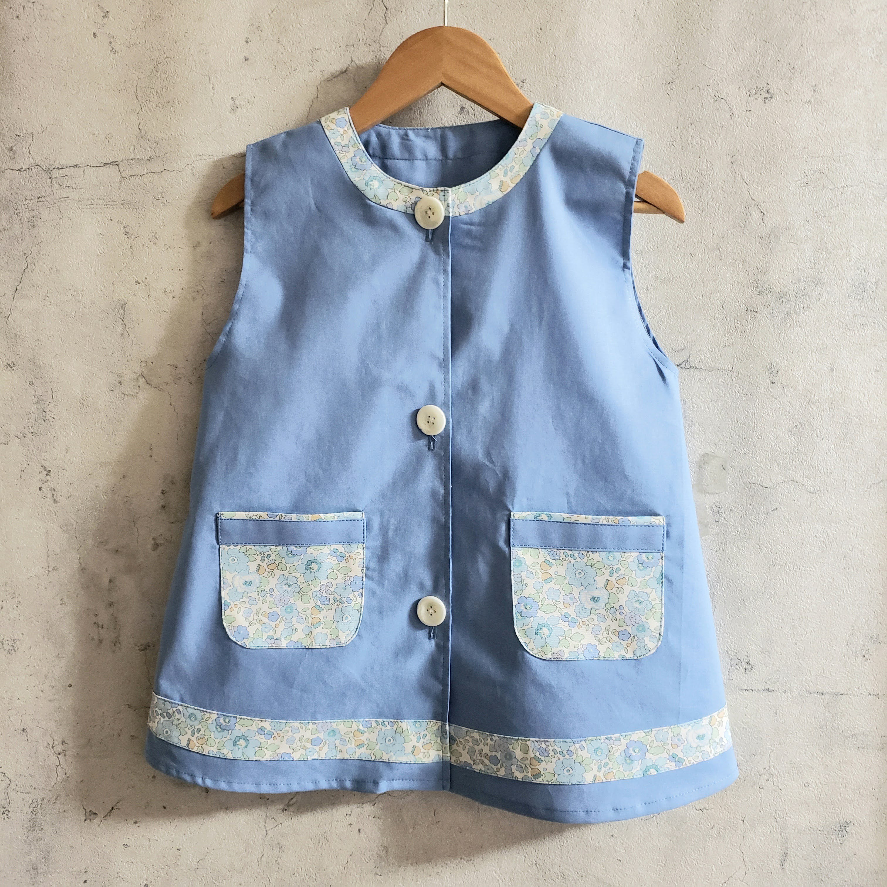 【80～160】リバティ ベッツィ オックス ブルー 前ボタン 袖なしスモック 首パイピング 裾ライン 着丈延長可