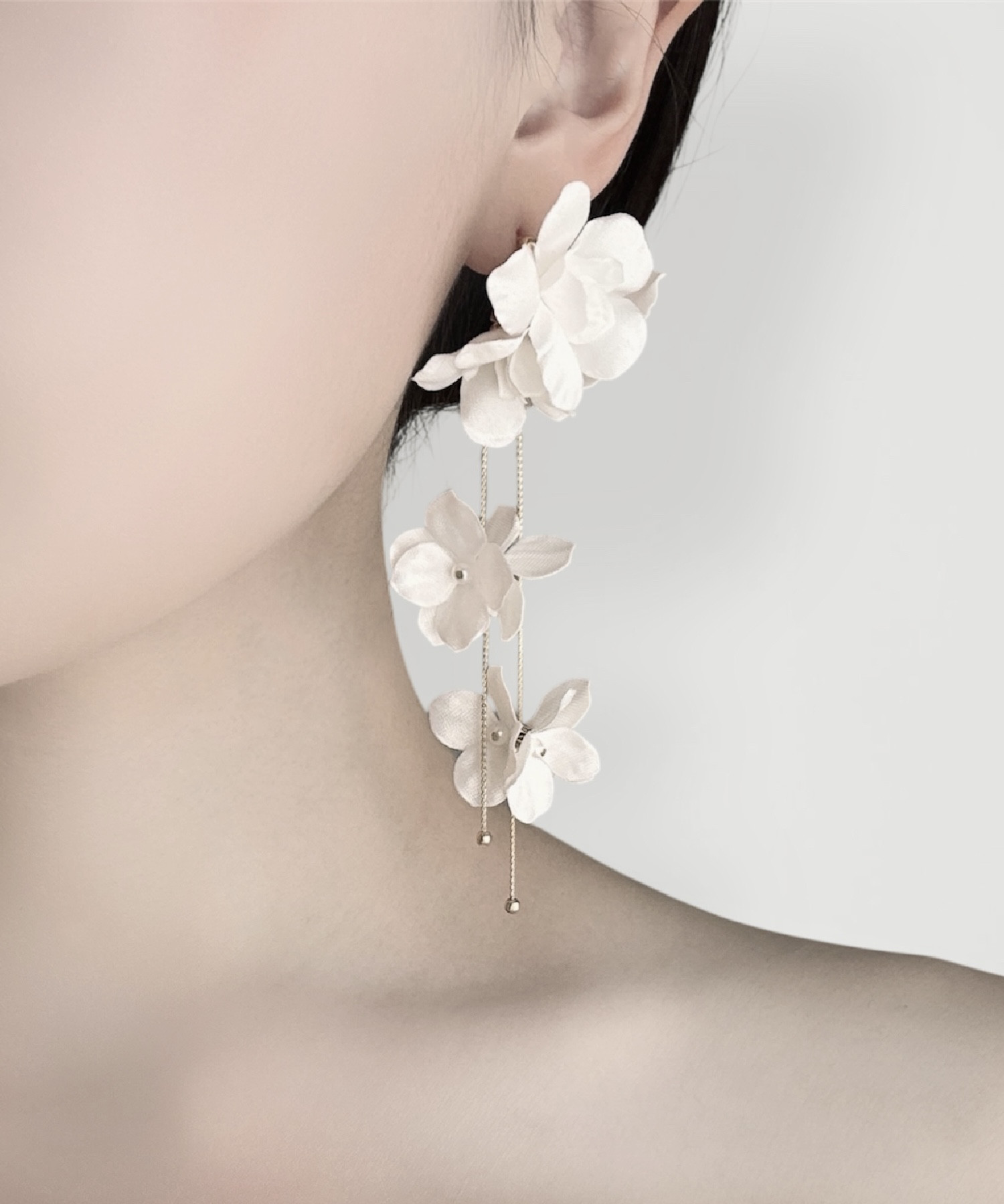 ブライダルアクセサリー フラワー位置 調整可能 スライド式 花嫁 ホワイトフラワー イヤリング ピアス  ウェディング