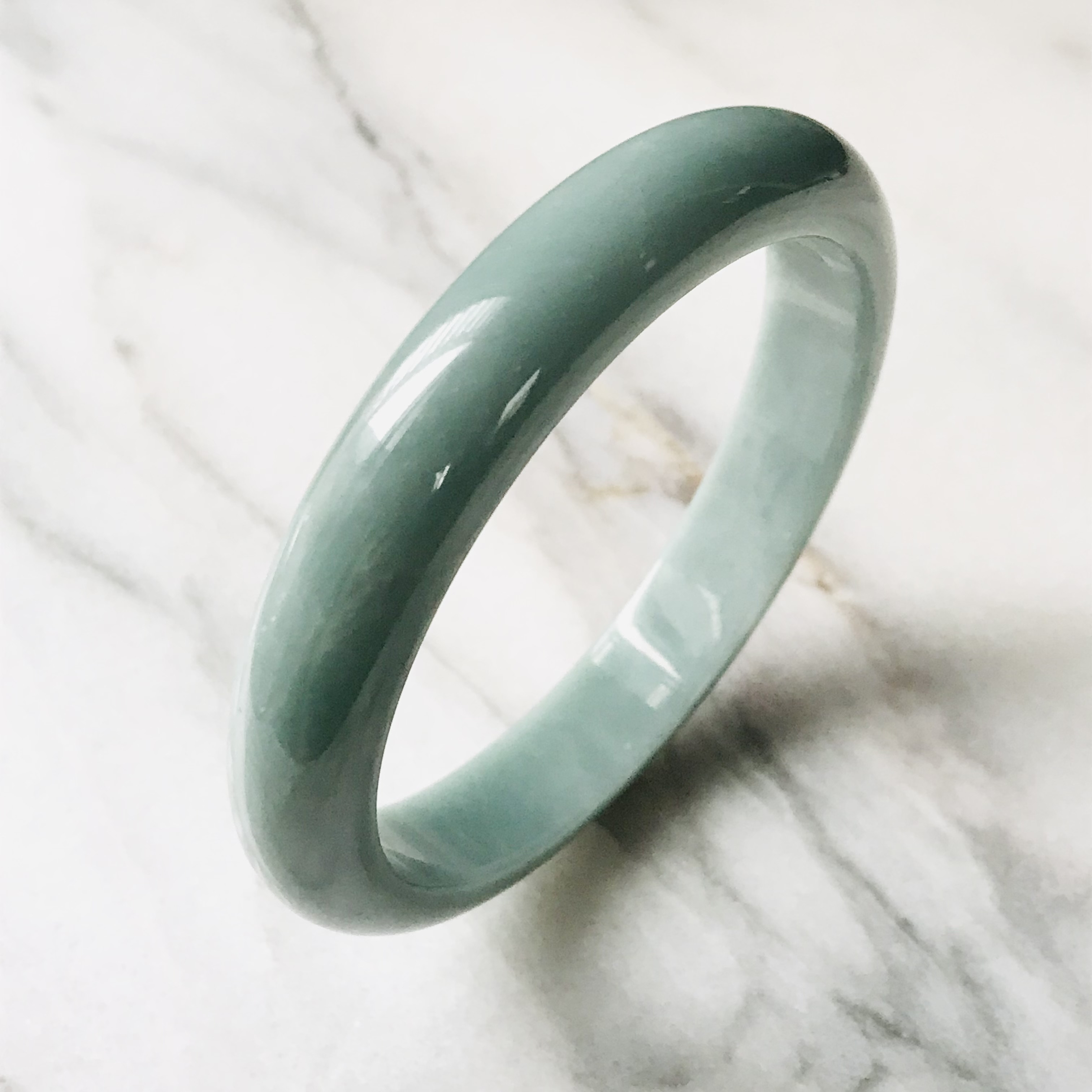 [B310-0232］ ジェイド　ヒスイ　本翡翠　くりぬき　バングル　天然石　グアテマラ産　59.6mm
