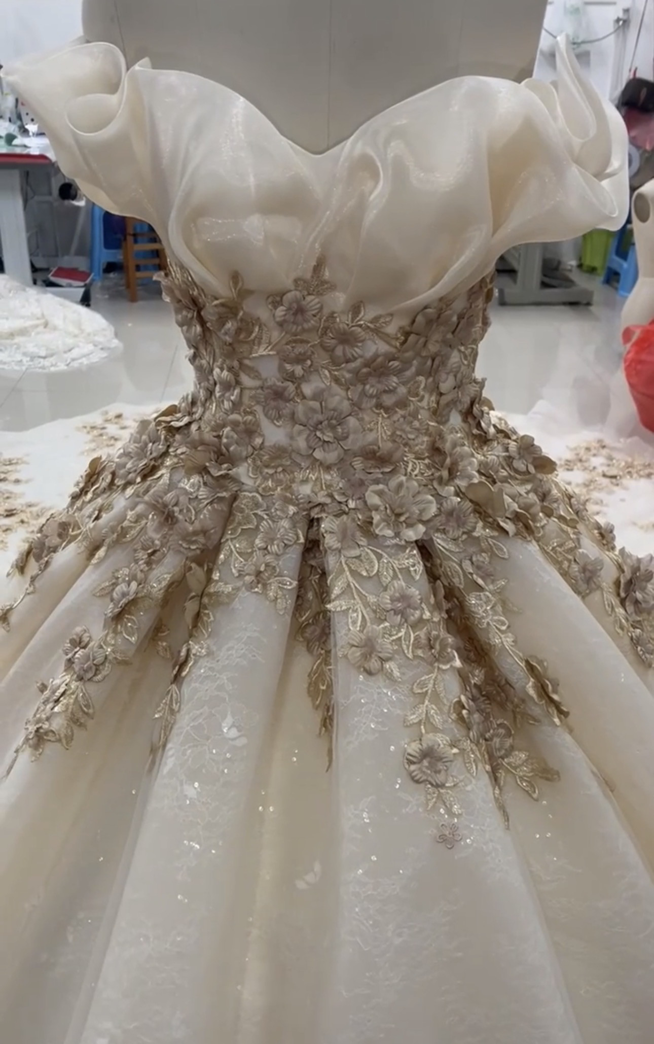 光沢感　320cm華やかなトレーン　袖無し　オーガンザ　金色ゴールド　裾引きにレース　コンテスト音楽会お色直し　前撮り