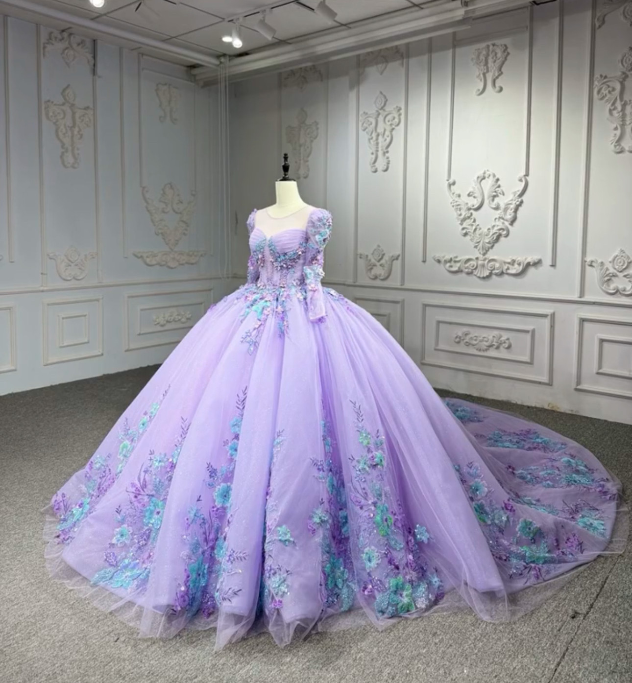 華やかな引裾　ウェディング　フラワー刺繍　スクエアネック　長袖　ラベンダー色紫　編み上げパーティードレス音楽会など結婚式