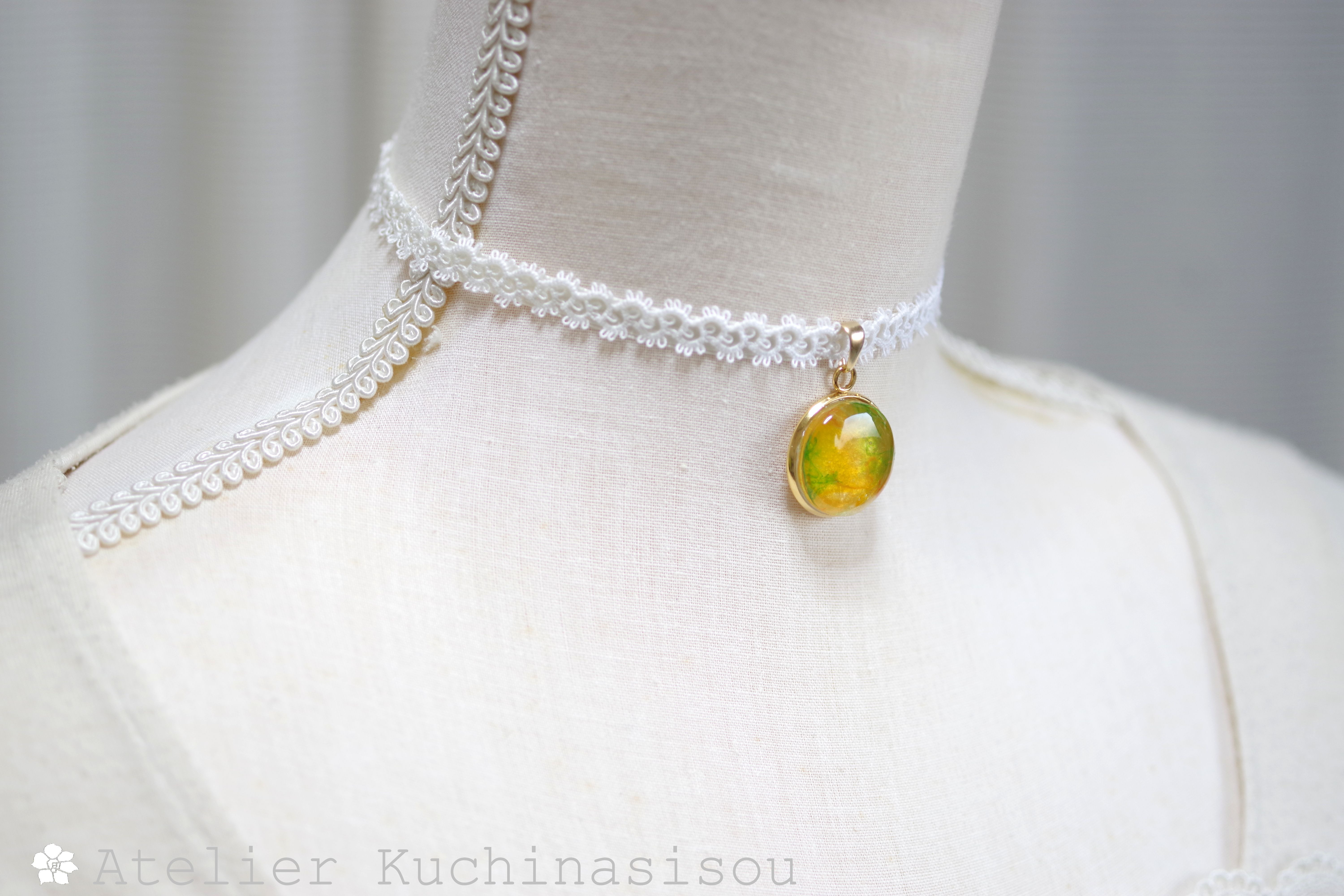 【受注製作】レジンアート　ラウンドモチーフとタティングレースとサテンリボンのチョーカー〈ミモザ〉