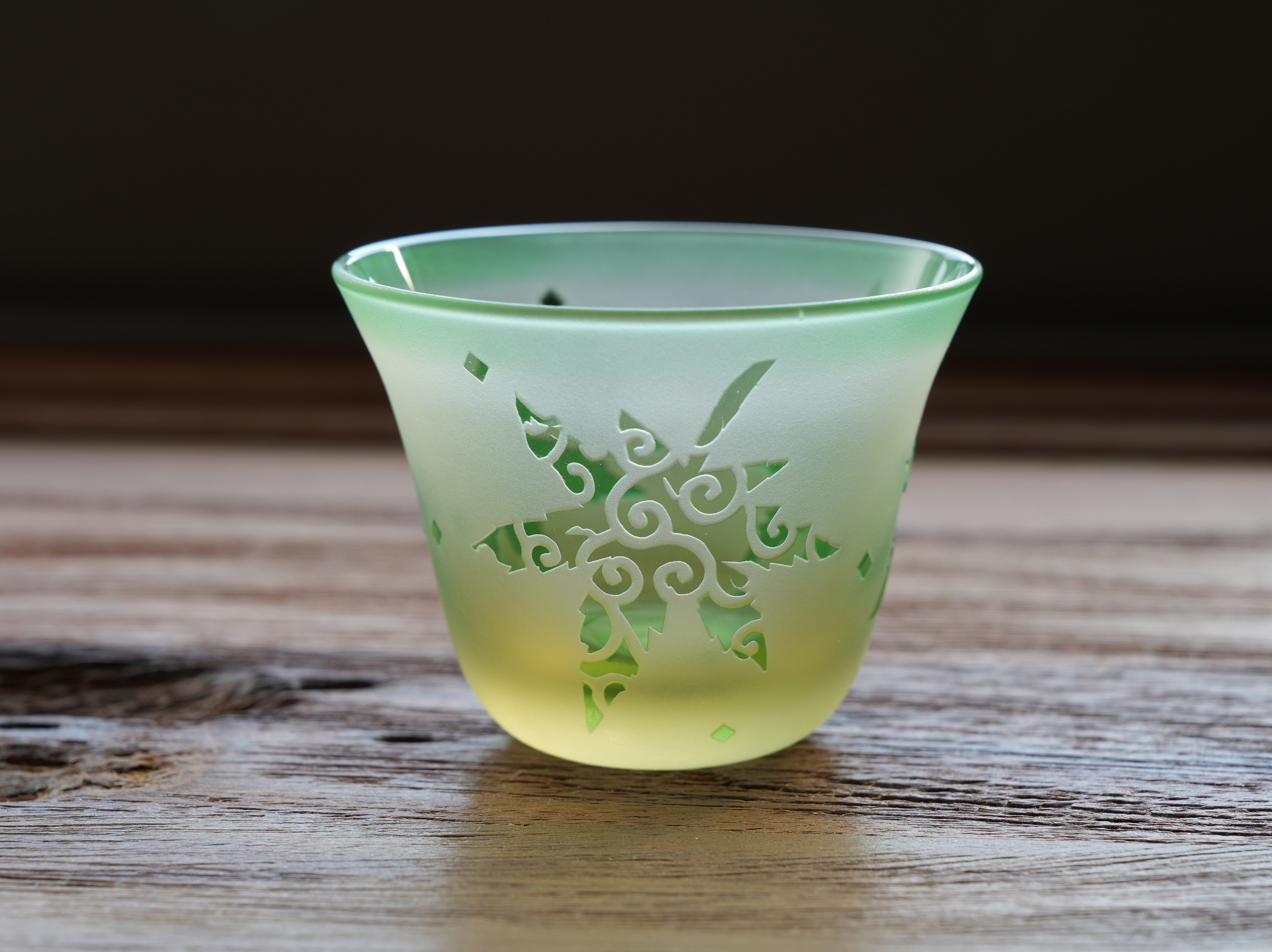 青紅葉と唐草模様 緑とアンバーのおちょこ（ぐい呑み）新バージョン