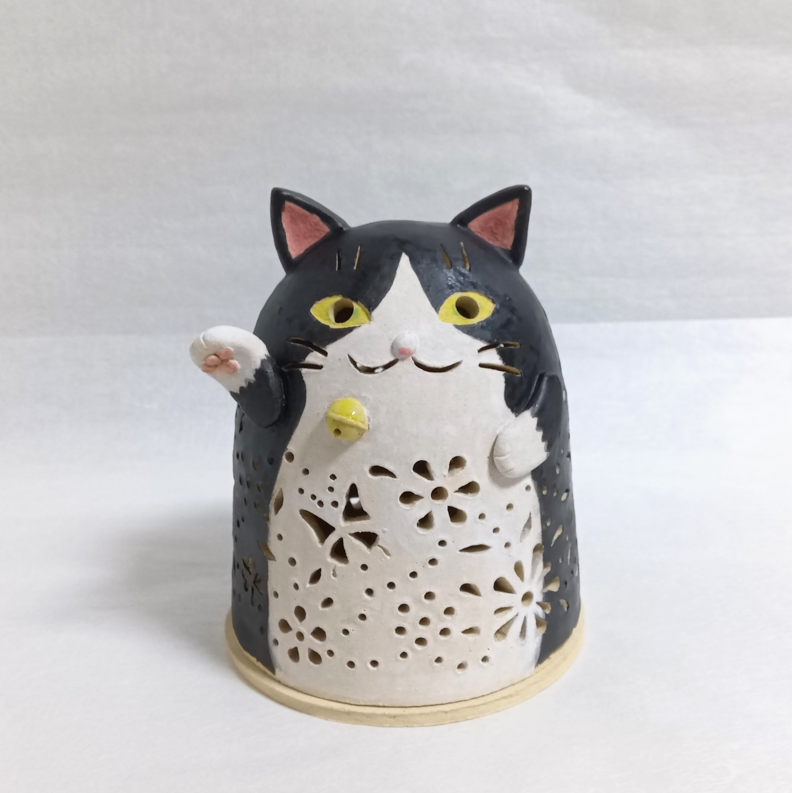 ネコのランプ 陶器 ハチワレ猫 招き猫 花  蝶