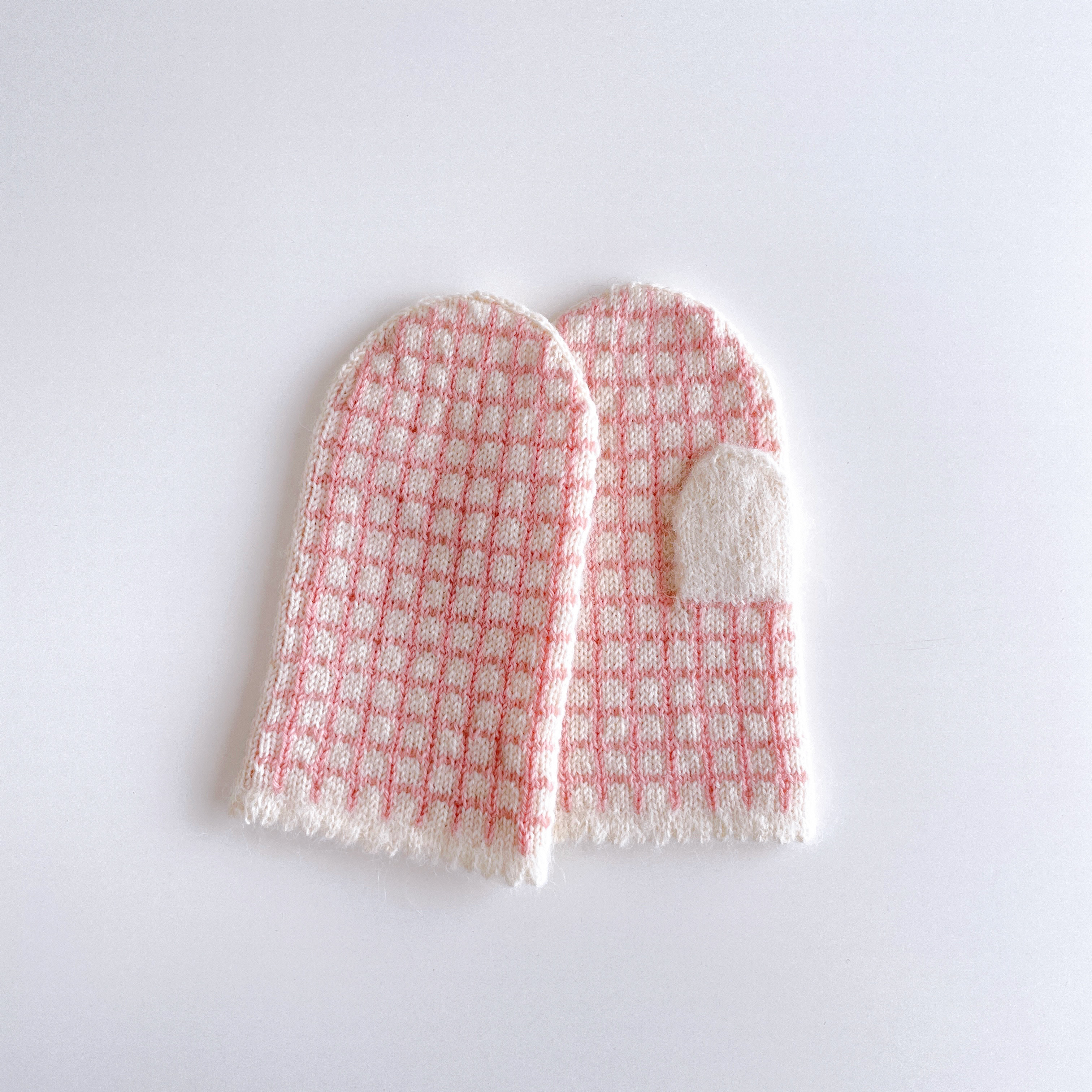 ふんわり柔らかチェックミトン: ピンク × 白