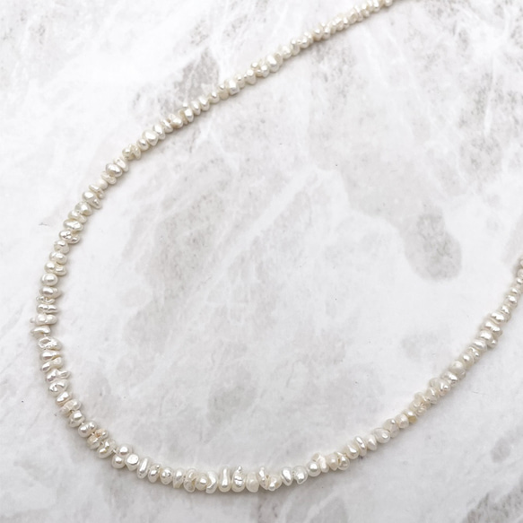 淡水パール 真珠 ケシ バロック フラット ボタン 2mm 3.5~4.5mm 極小粒 37~38cm tp0037 4枚目の画像