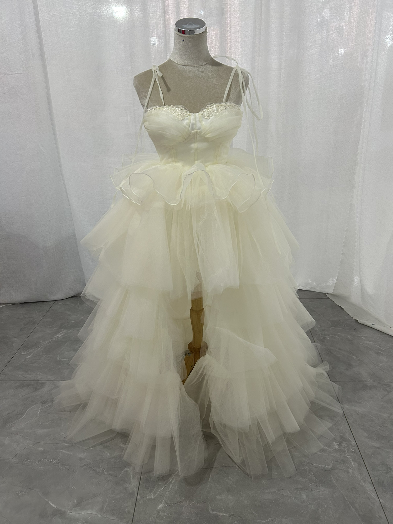 フランス風 カラードレス シャンパン色 キャミソール 繊細レース フィッシュテール ふわふわドレス 前撮り