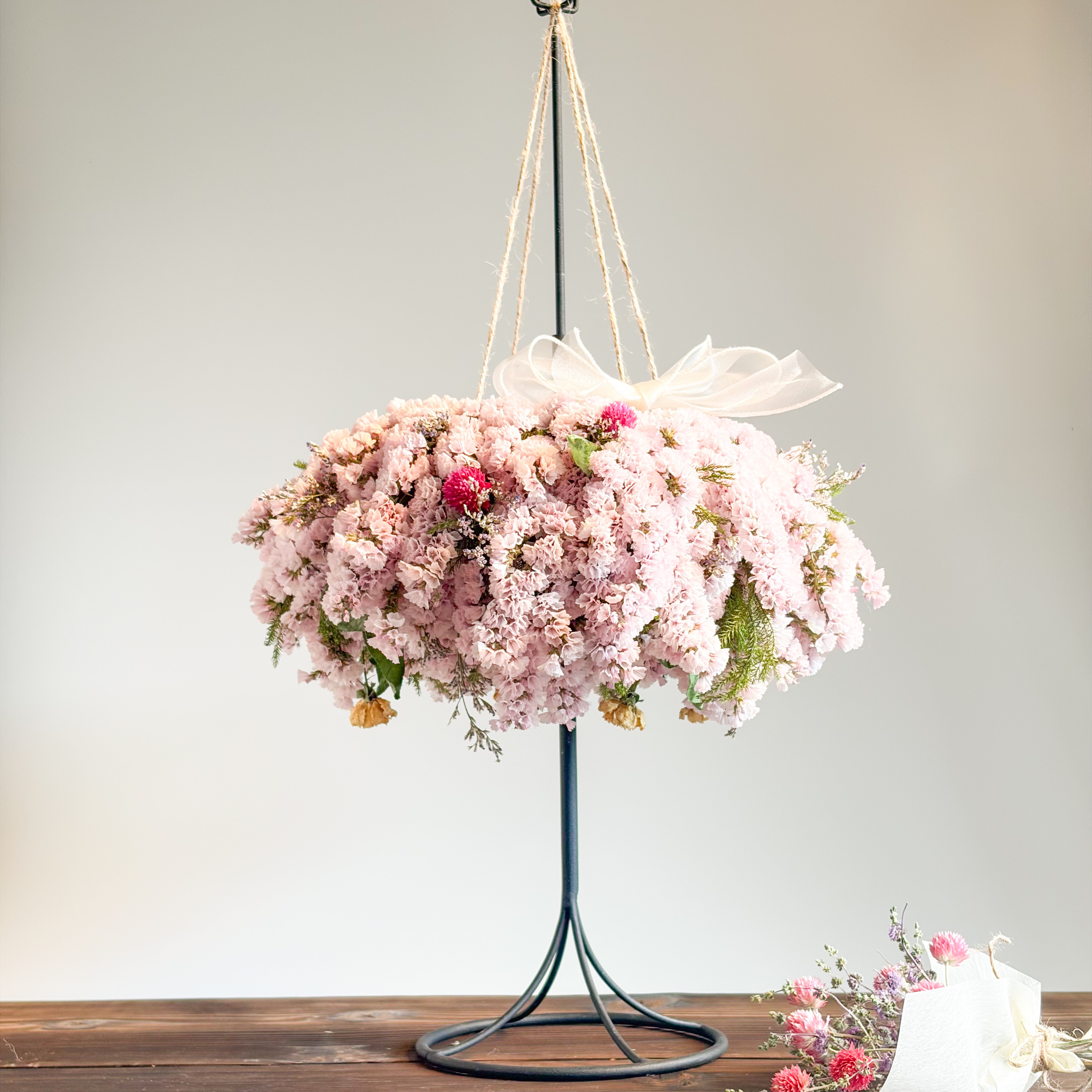 ドライフラワーリース　フライングリース　大人ピンクのパニエ風春リース　【約30㎝】送料無料