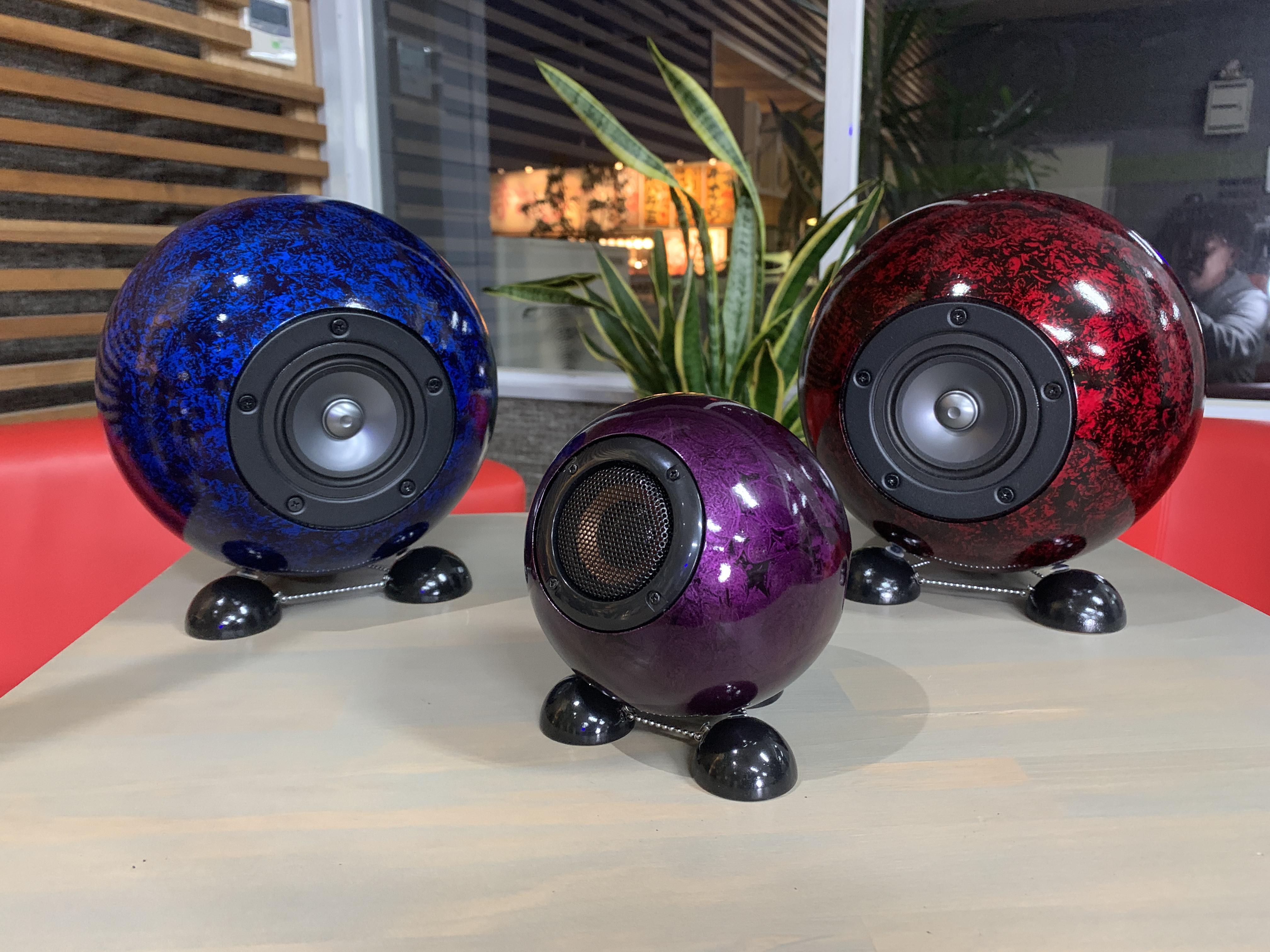 おしゃれで可愛いBluetooth球体スピーカーミニ TWS機能付き【2台繋げてステレオ再生】飴色皺柄模様仕上げパープル