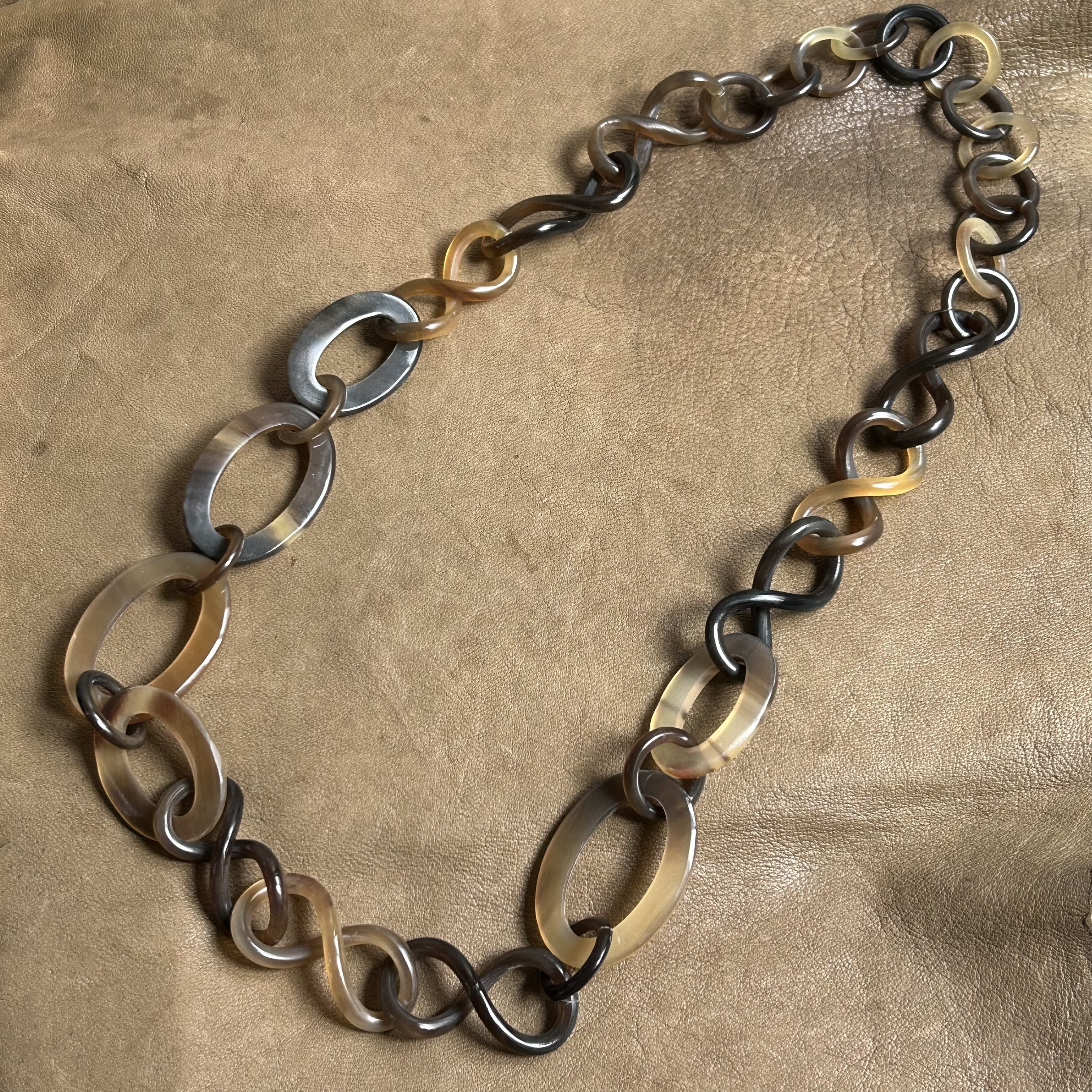 オーバル&八の字アシメトリーネックレス　バッファローホーン　水牛　軽量　天然素材　オリジナル